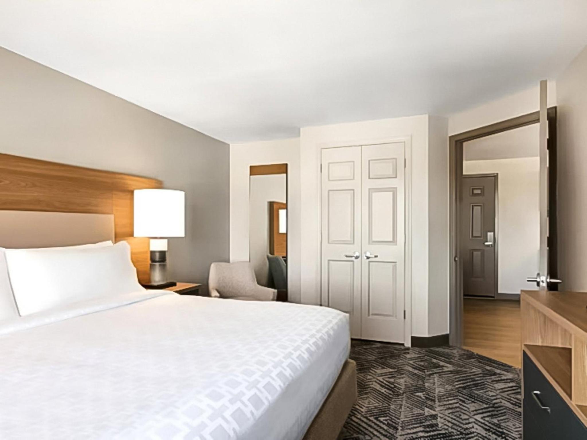 One-Bedroom Suite - Photo 2