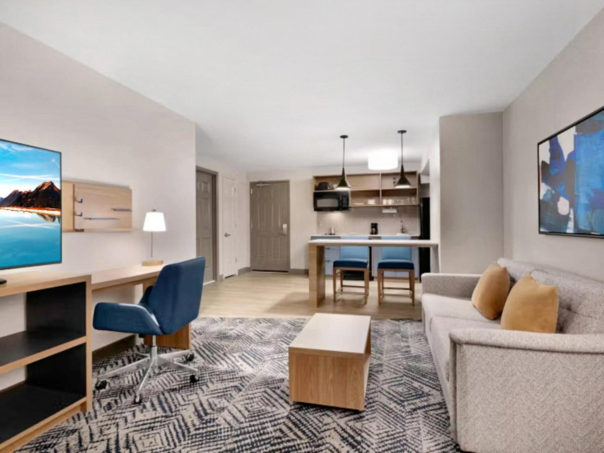 One-Bedroom Suite - Photo 3