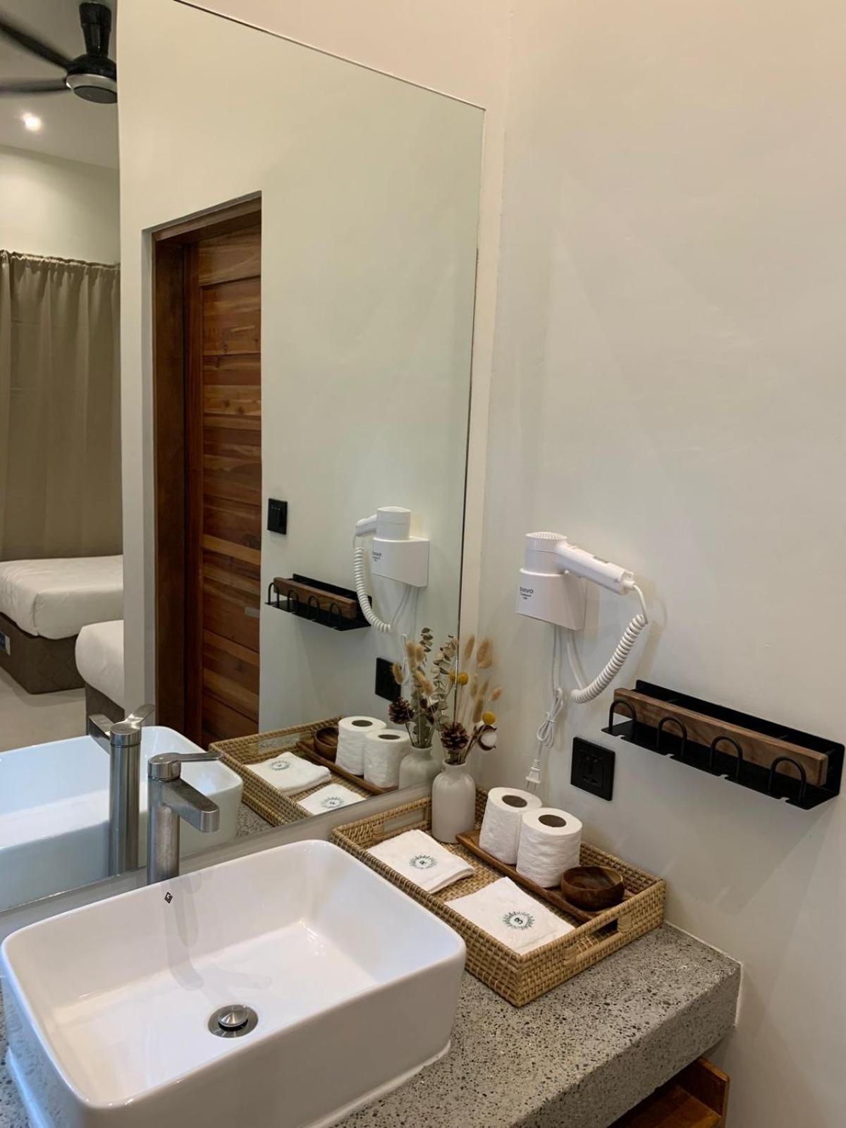 Twin Room with Private Bathroom - Photo 3