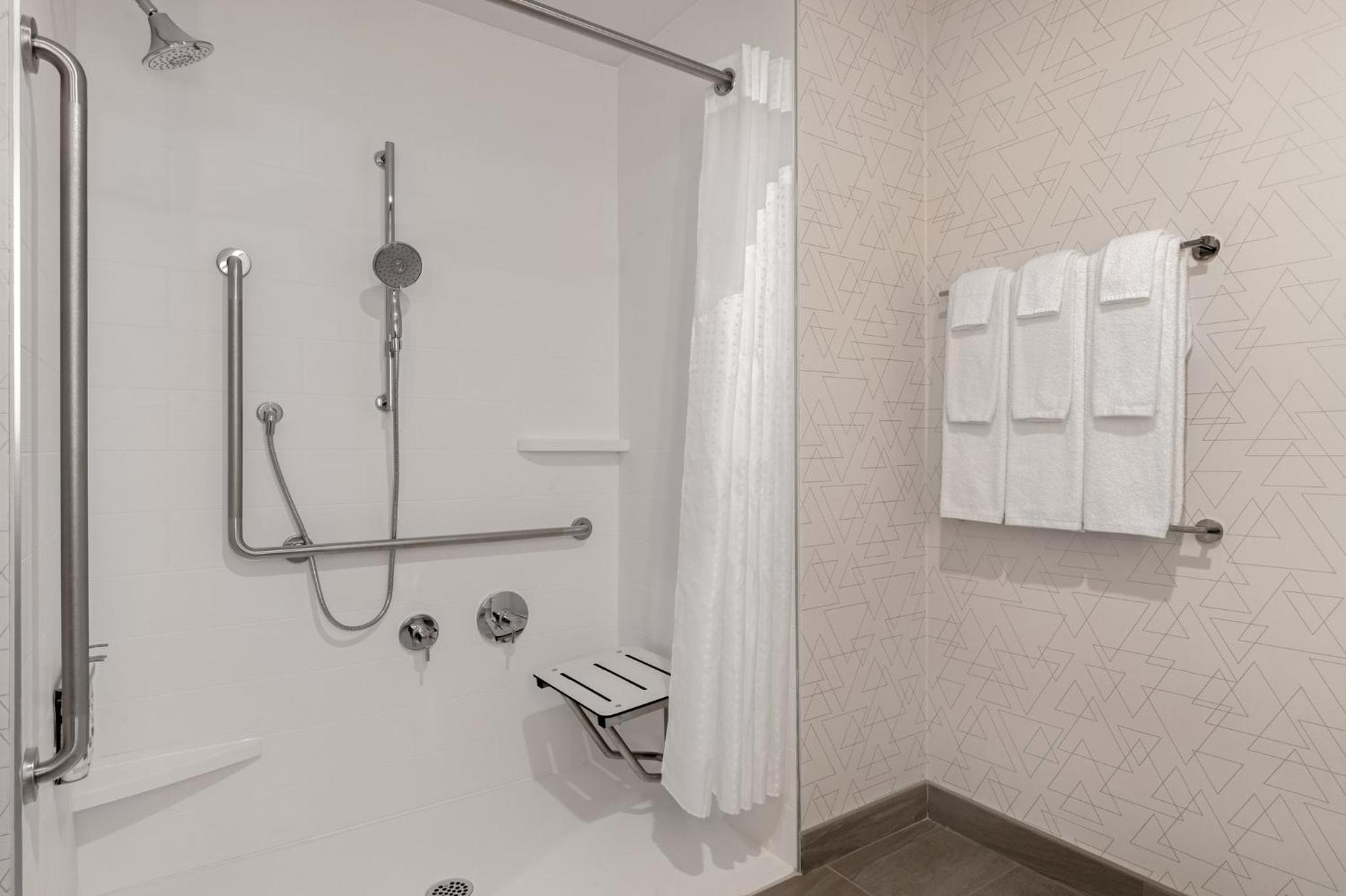 Deluxe King Room - Hearing Accessible  photo 2