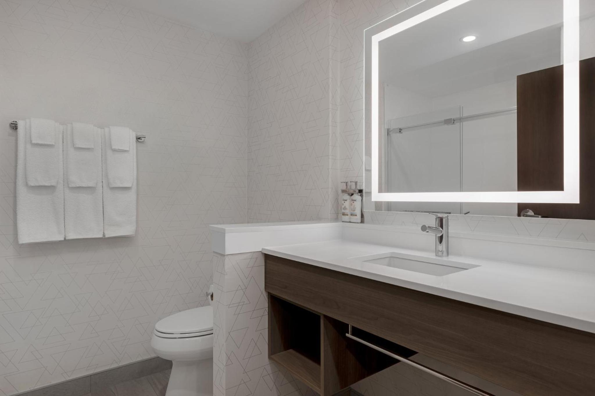 Standard Queen Room with Two Queen Beds and Extra Floor Space photo 2