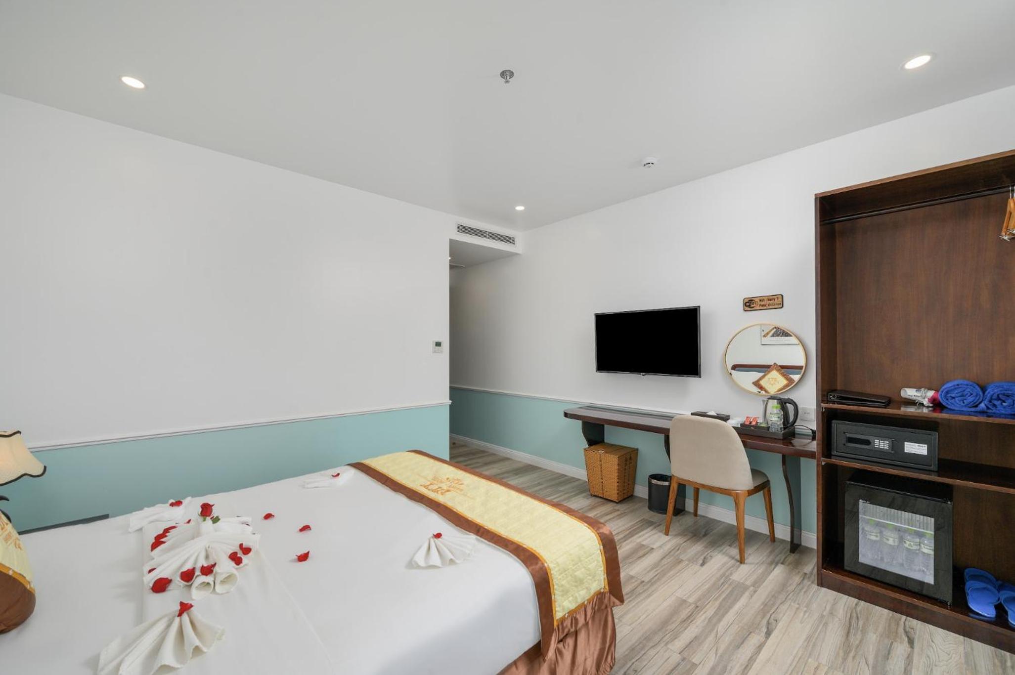 Deluxe King Room - Photo 4