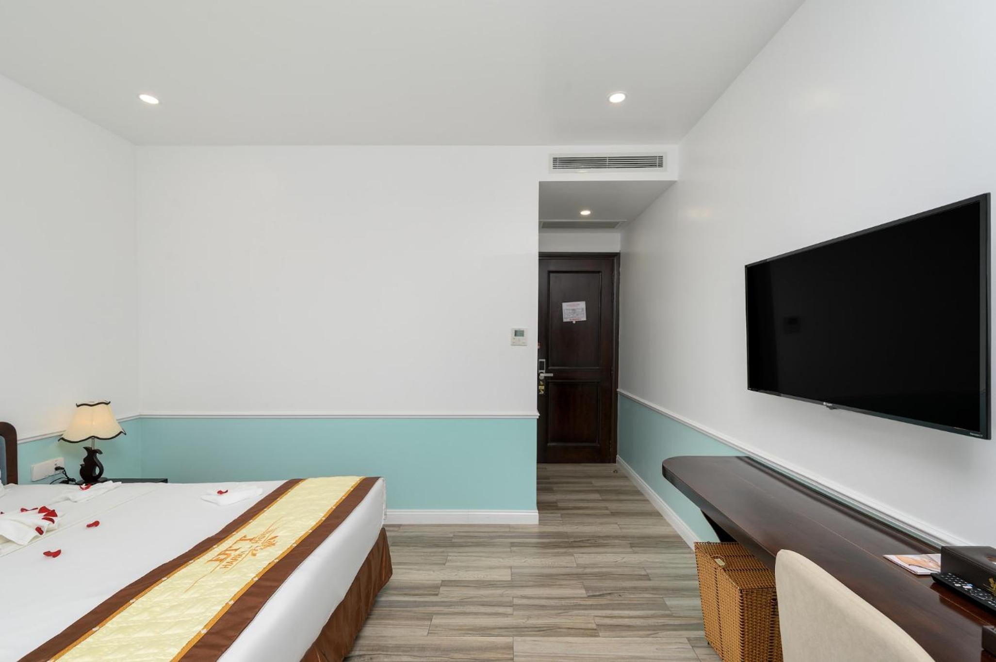 Deluxe King Room - Photo 5