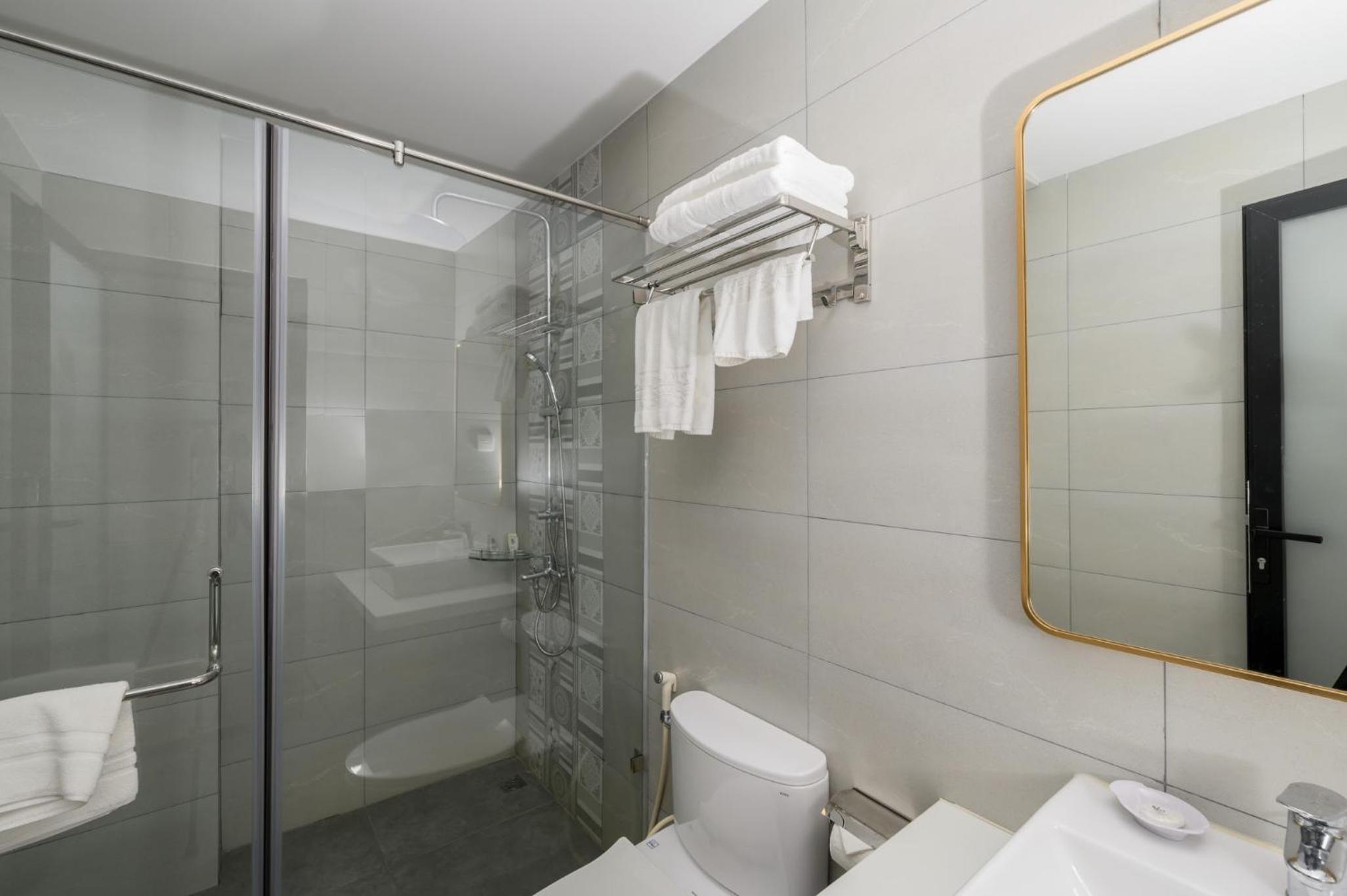 Deluxe King Room - Photo 8