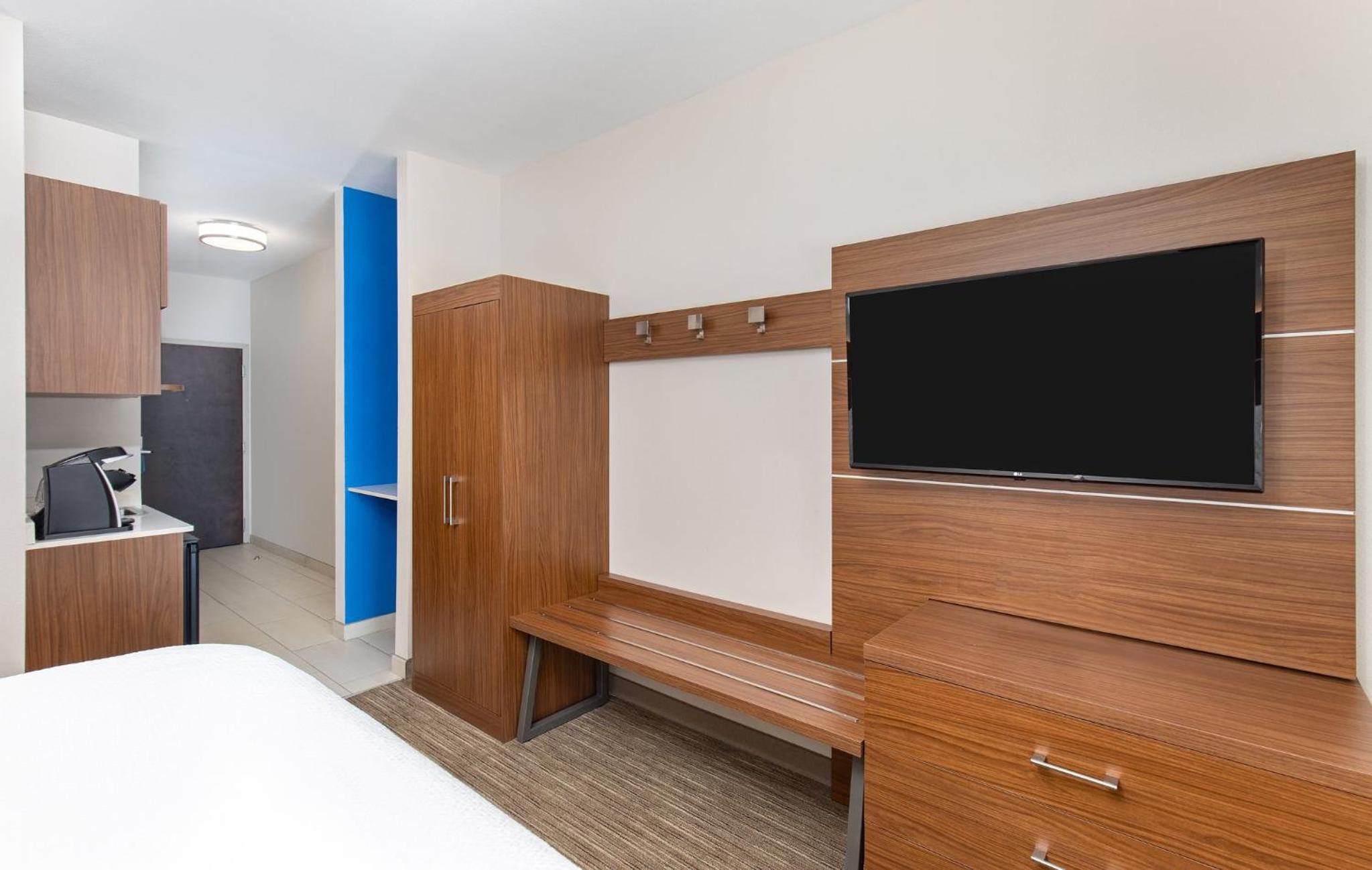 Standard King Room with Extra Floor Space - Photo 2