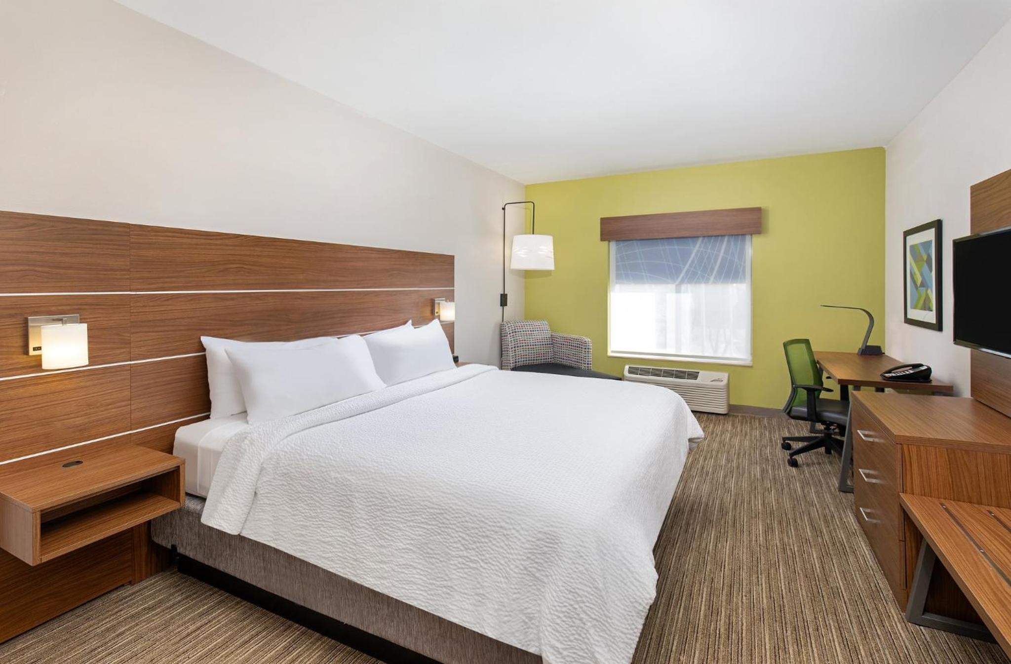Standard King Room - Photo 5