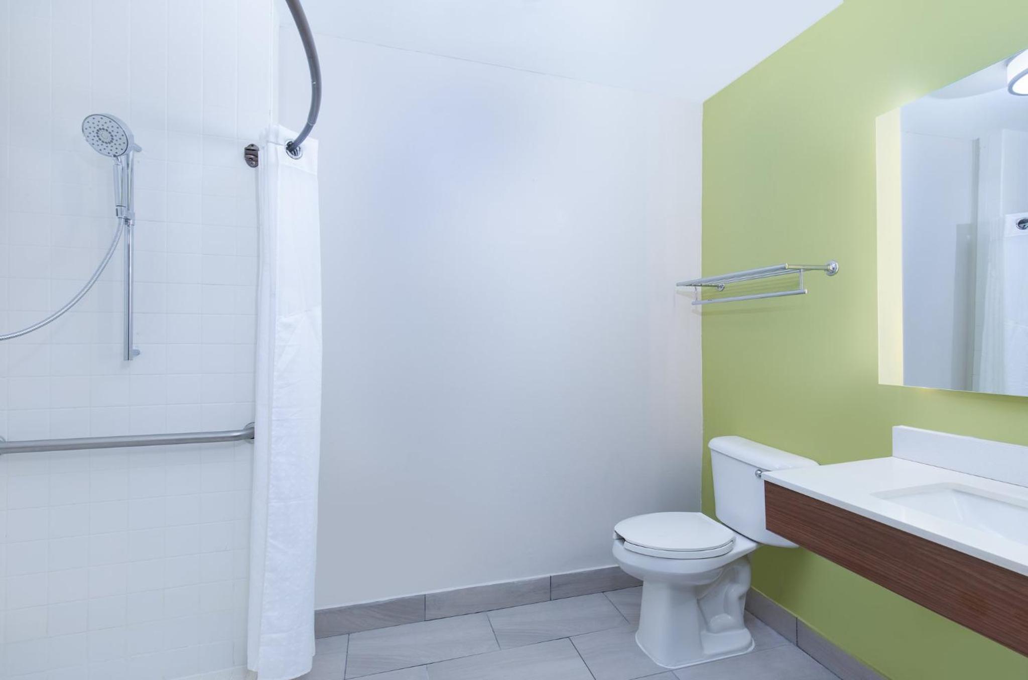 King Room - Disability Access Roll in Shower - Photo 2