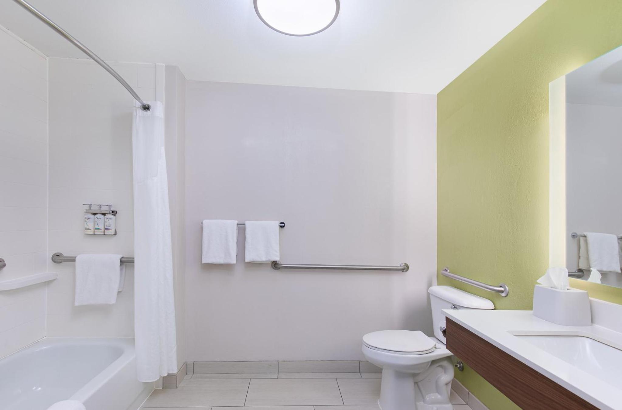 Suite - Disability Access Tub/Non-Smoking - Photo 3
