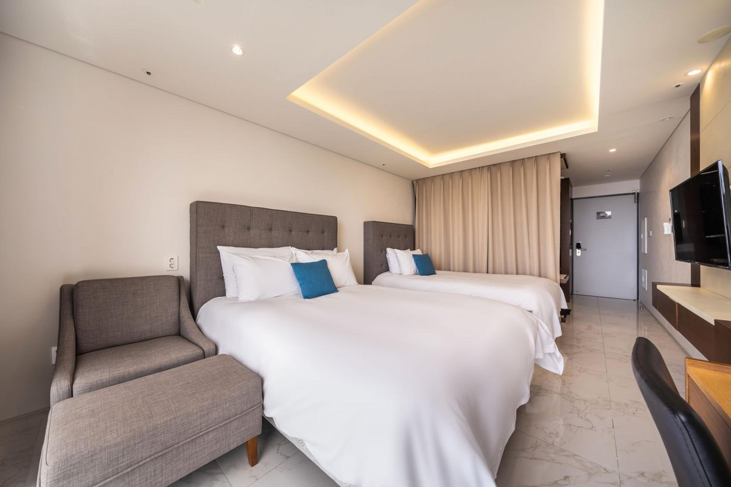 Deluxe Twin Room with Sea View - Photo 1