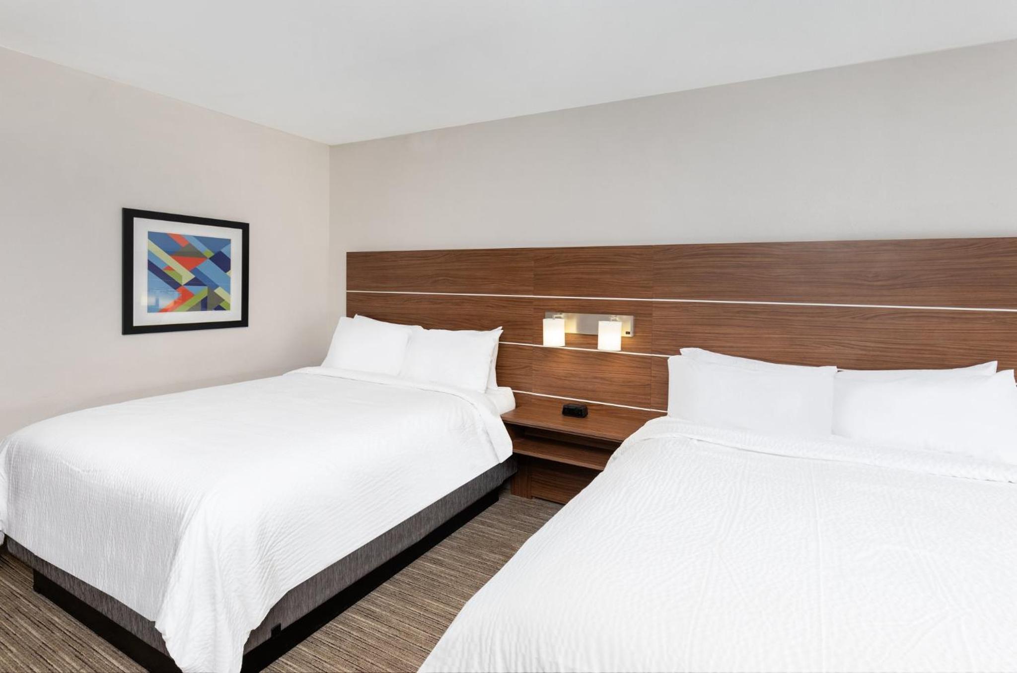 Standard Room with Two Queen Beds - Photo 4