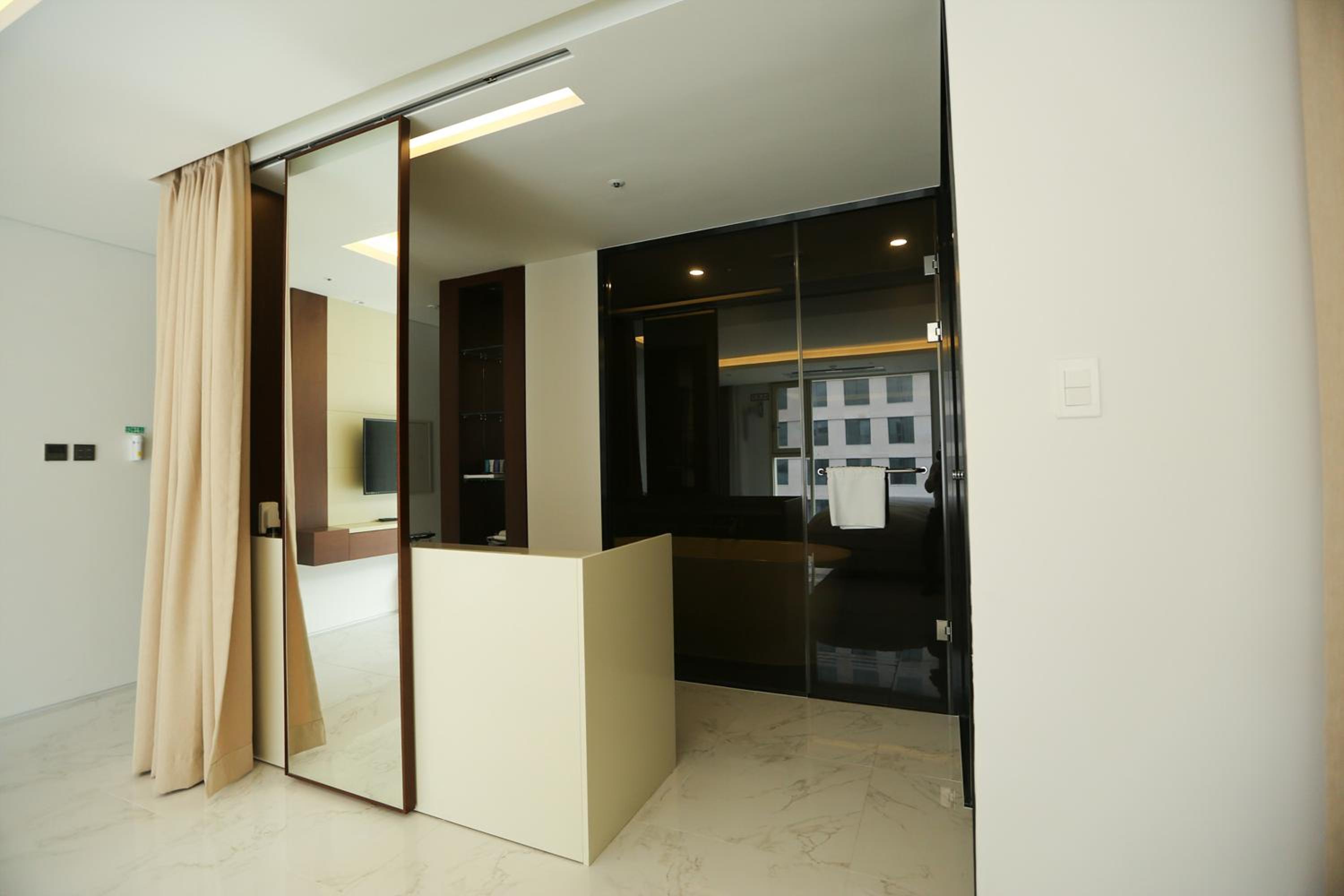Superior Family Room - Photo 4