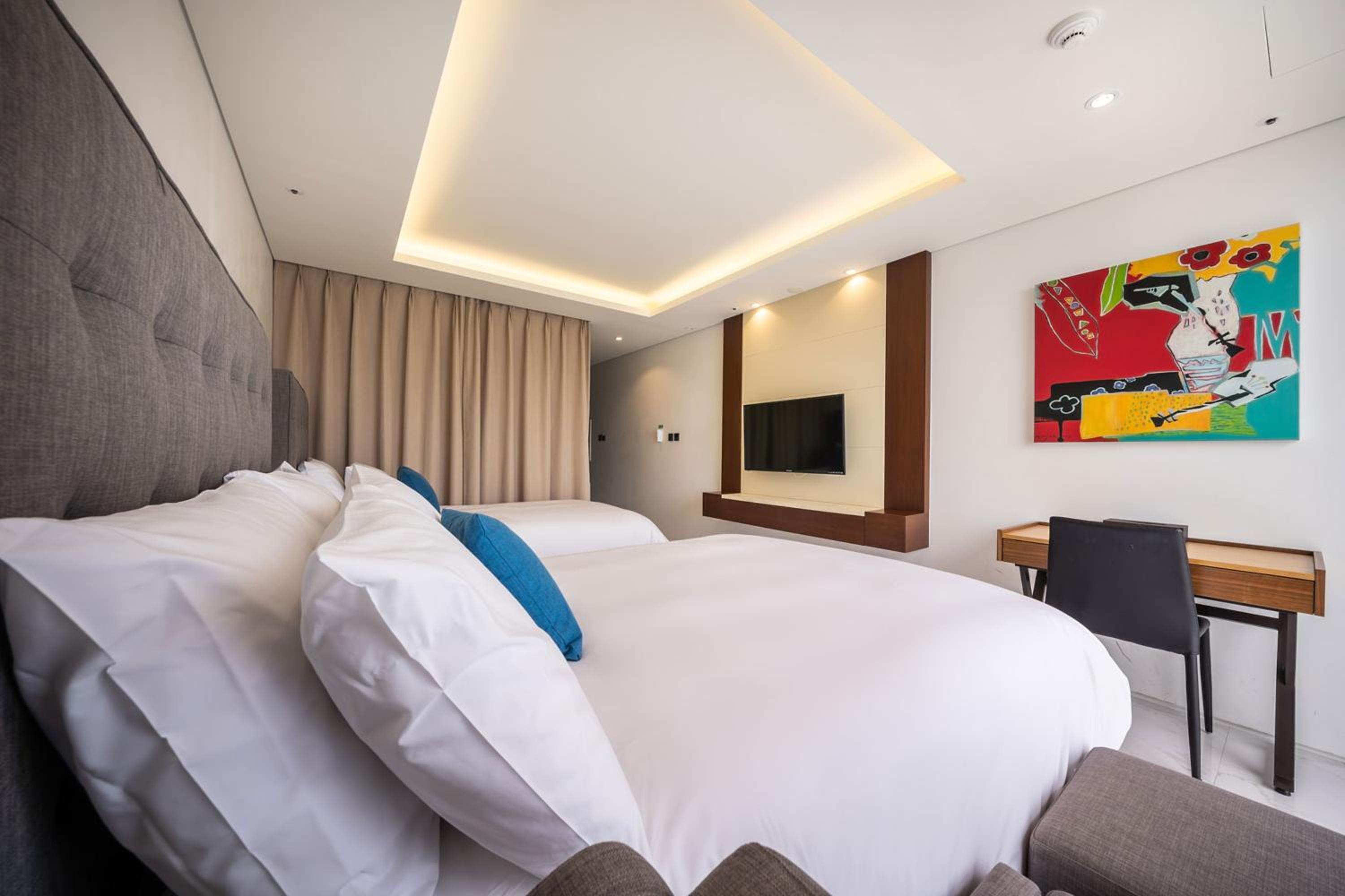 Superior Twin Room with City View - Photo 1