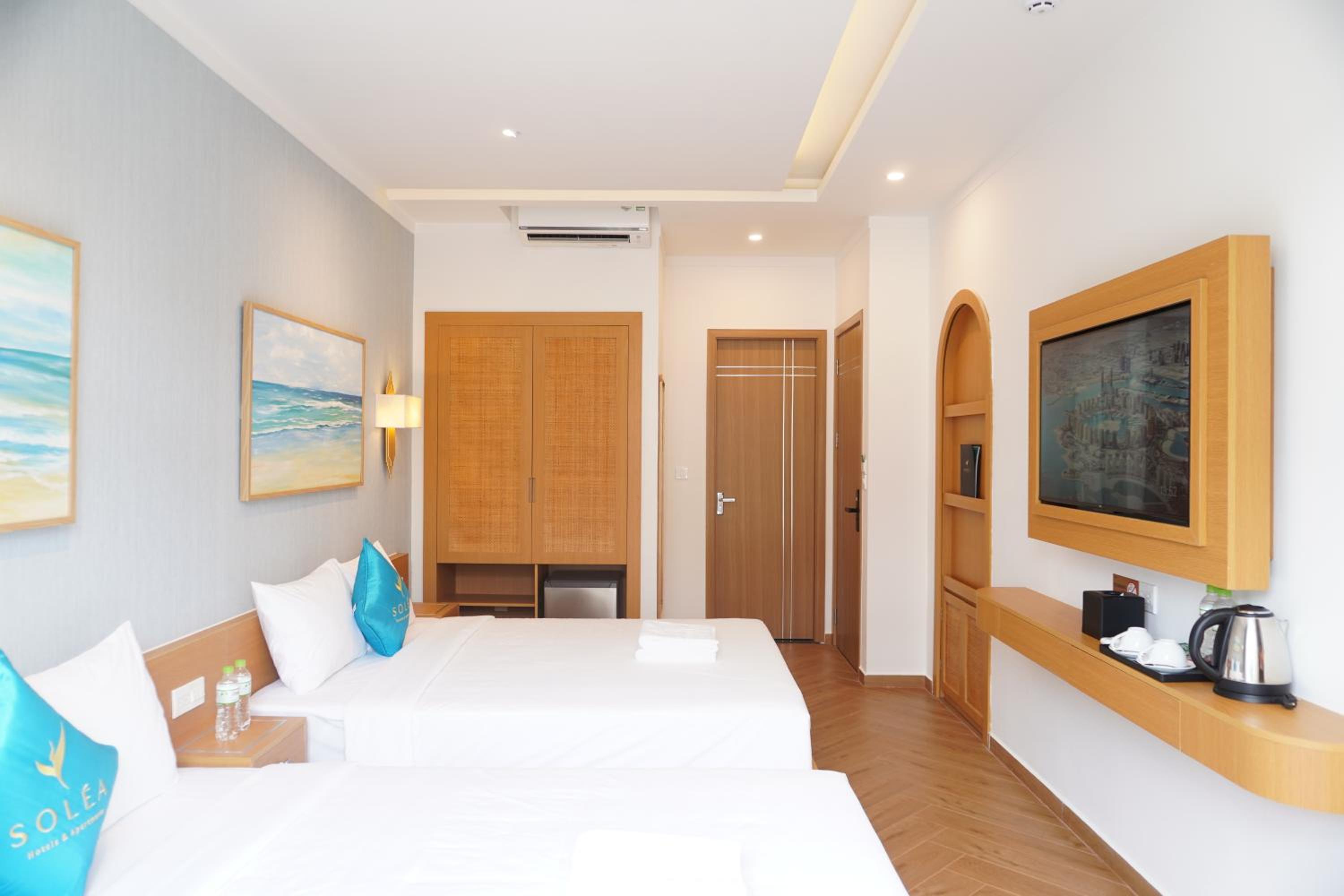 Quadruple Room with Balcony - Photo 9