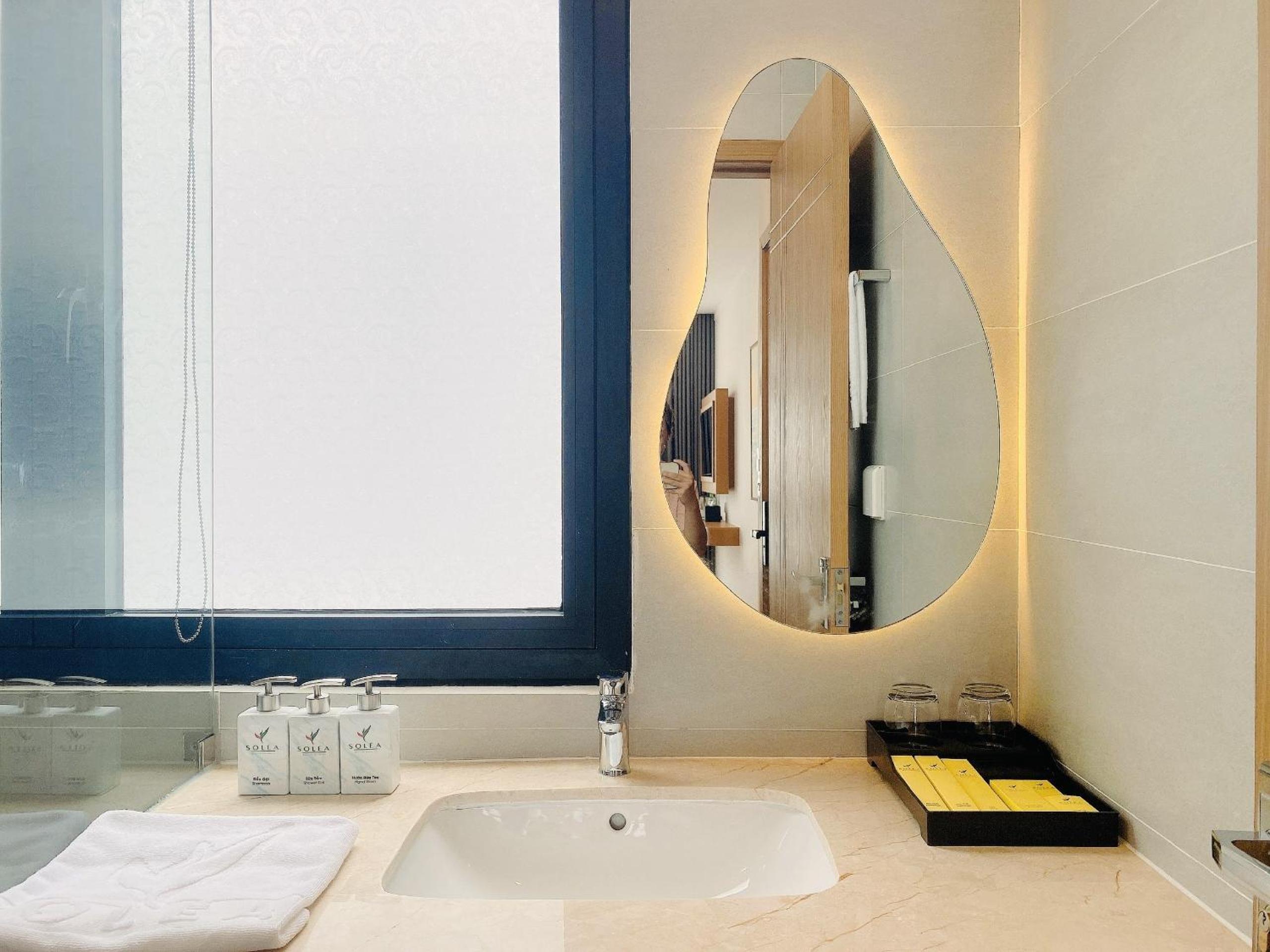 Quadruple Room with Balcony - Photo 13