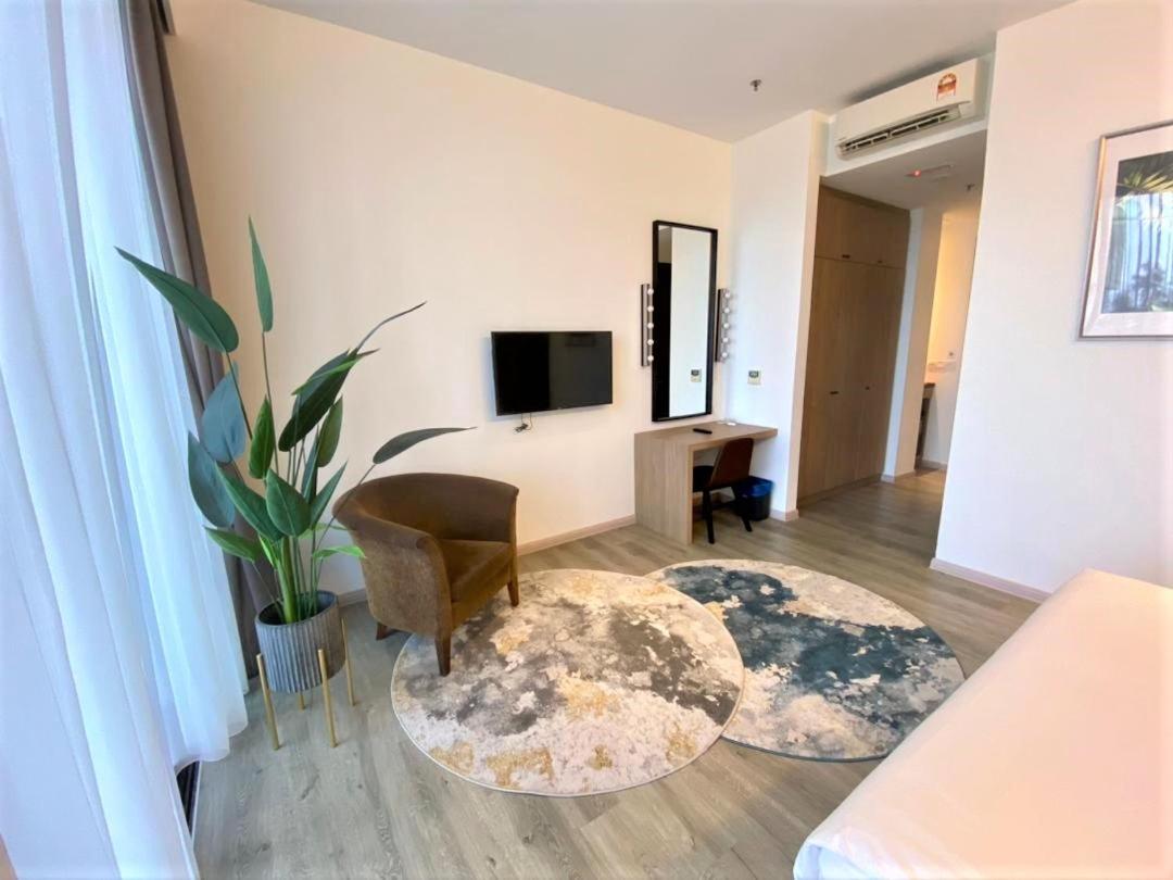 King Room with Balcony - Photo 4