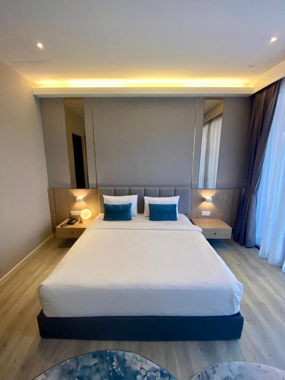 King Room with Balcony - Photo 3