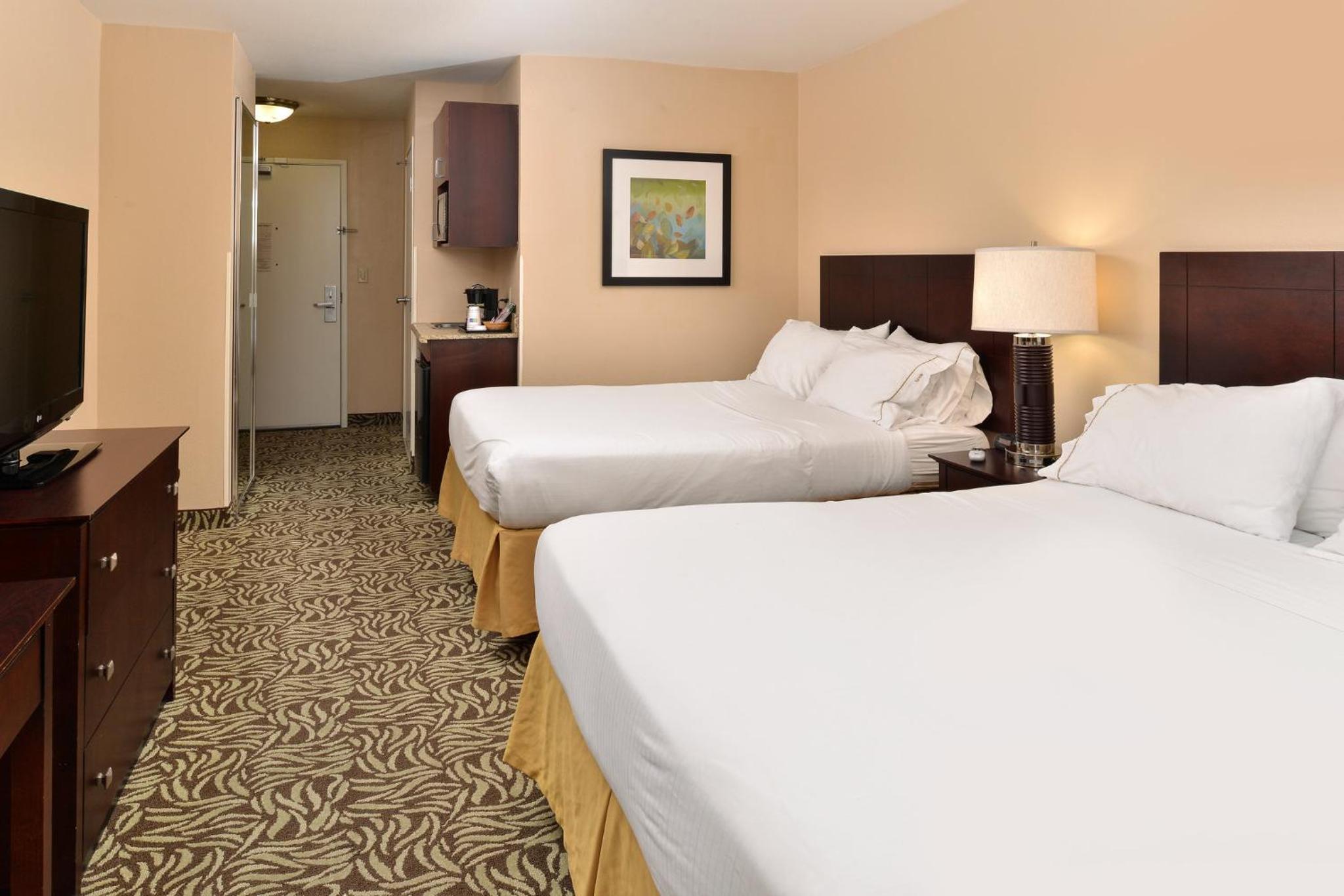 Standard Room with Two Queen Beds - Photo 1