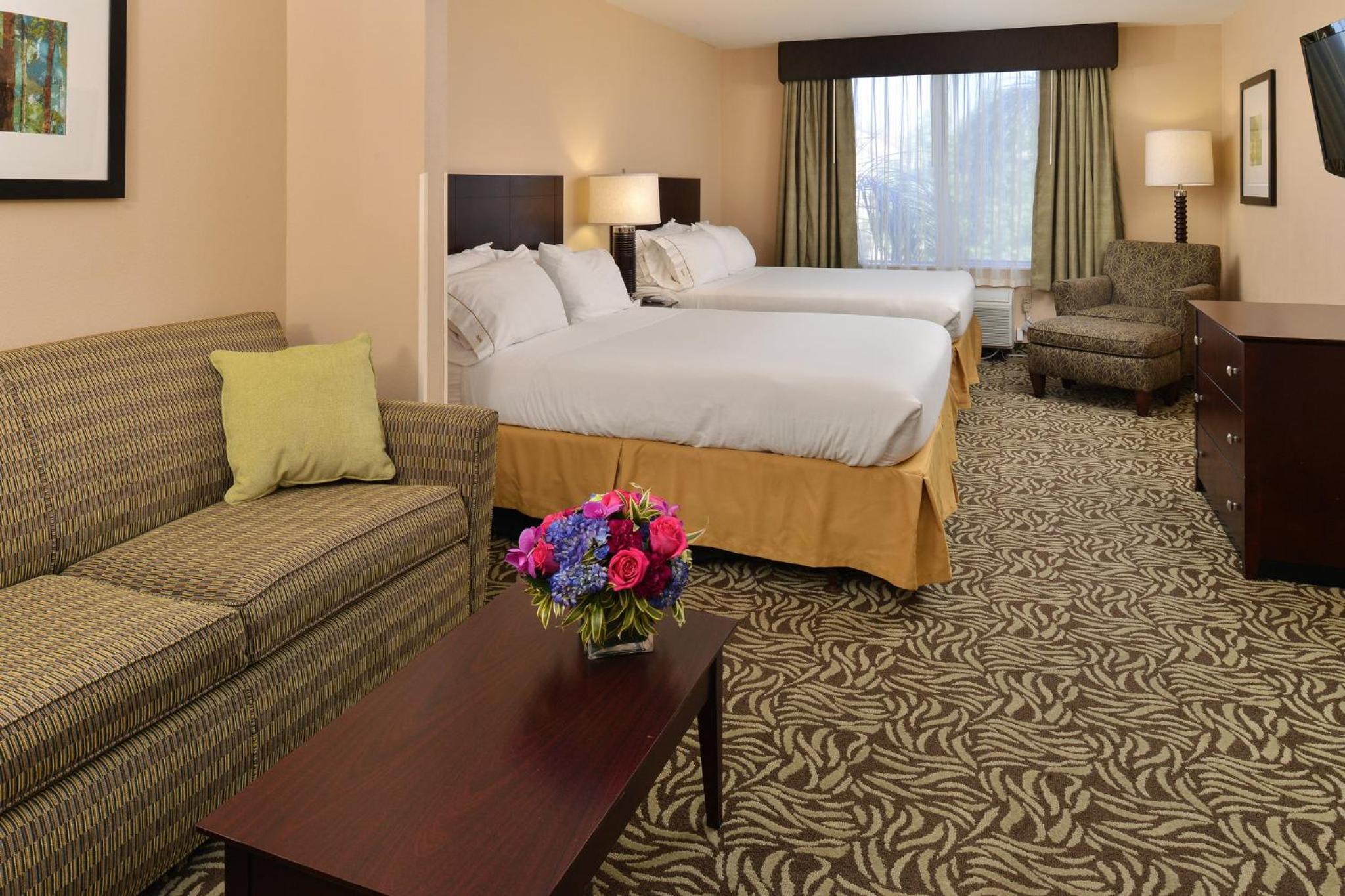 Queen Suite with Two Queen Beds and Sofa Bed - Photo 2