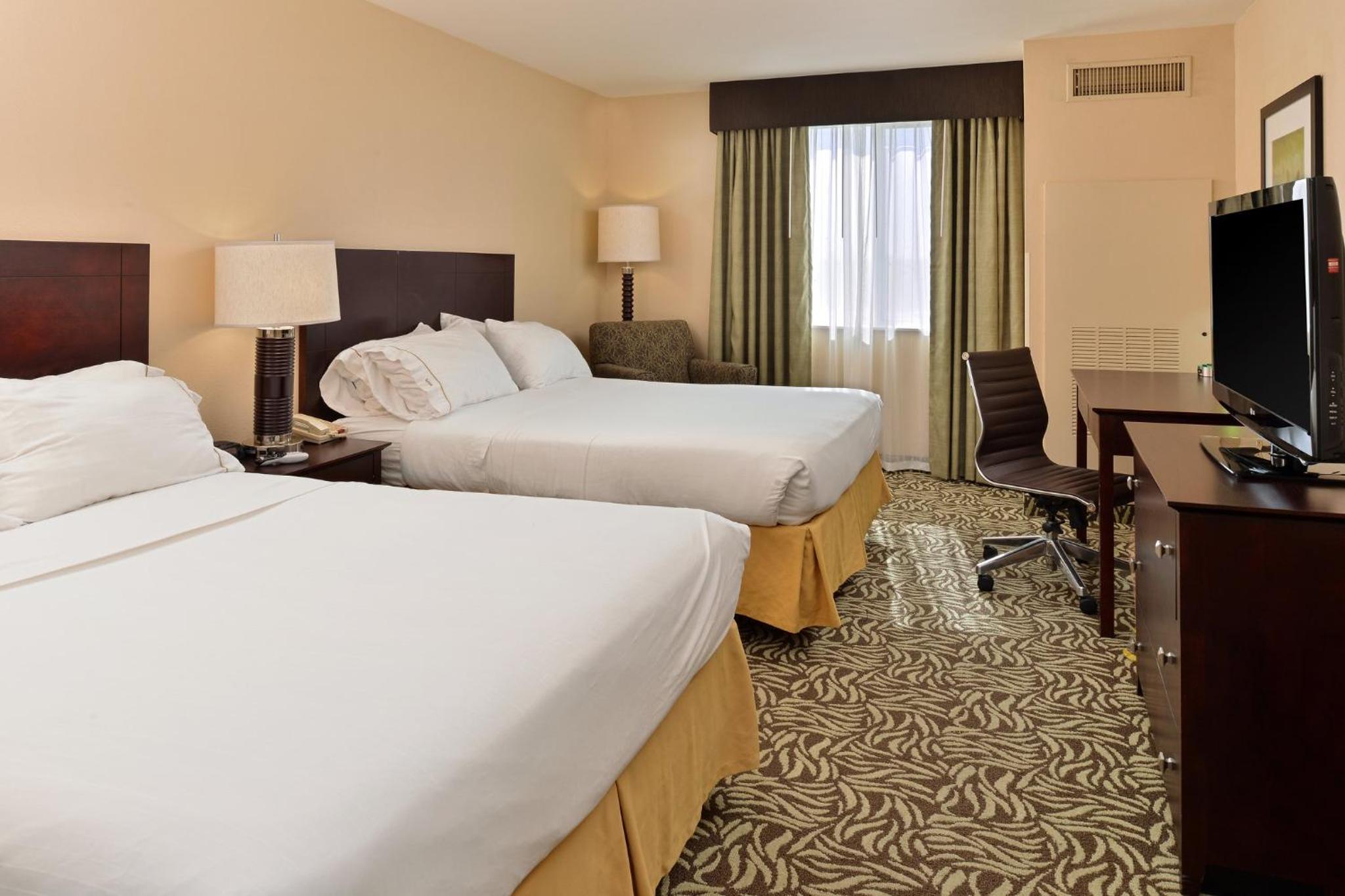 Standard Room with Two Queen Beds - Photo 5