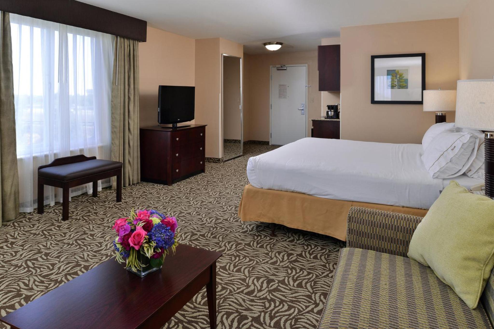 King Suite with Roll-In Shower - Disability Access/Non-Smoking - Photo 4
