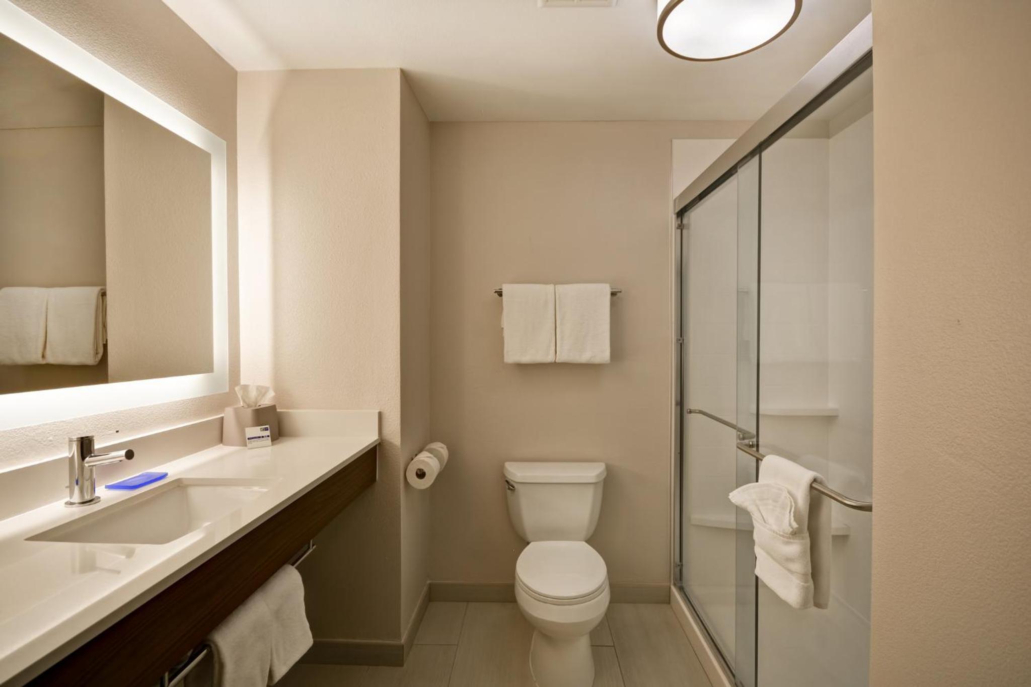 Standard King Room - Photo 6