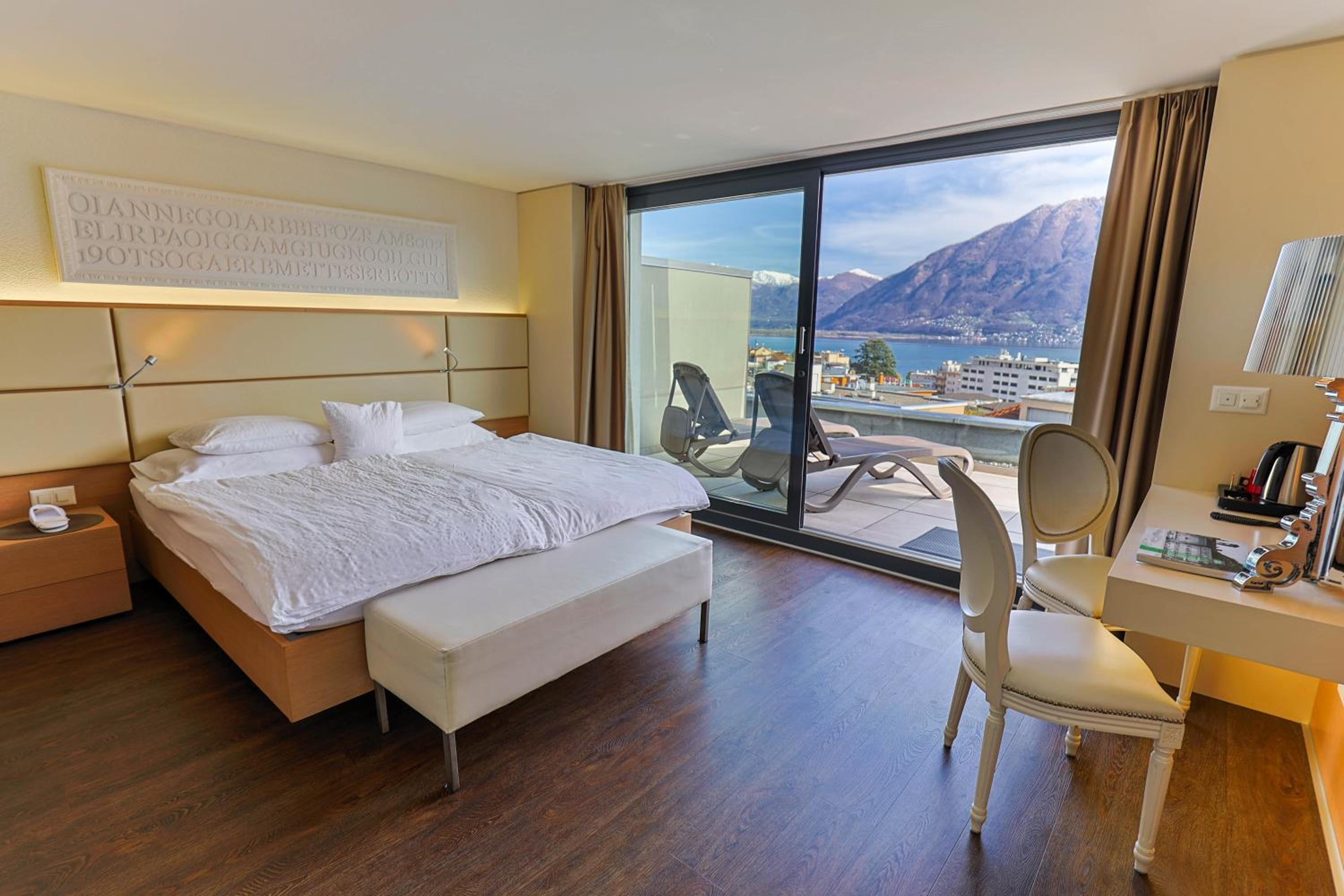 Panorama Double Room with Lake View and Balcony - Photo 1