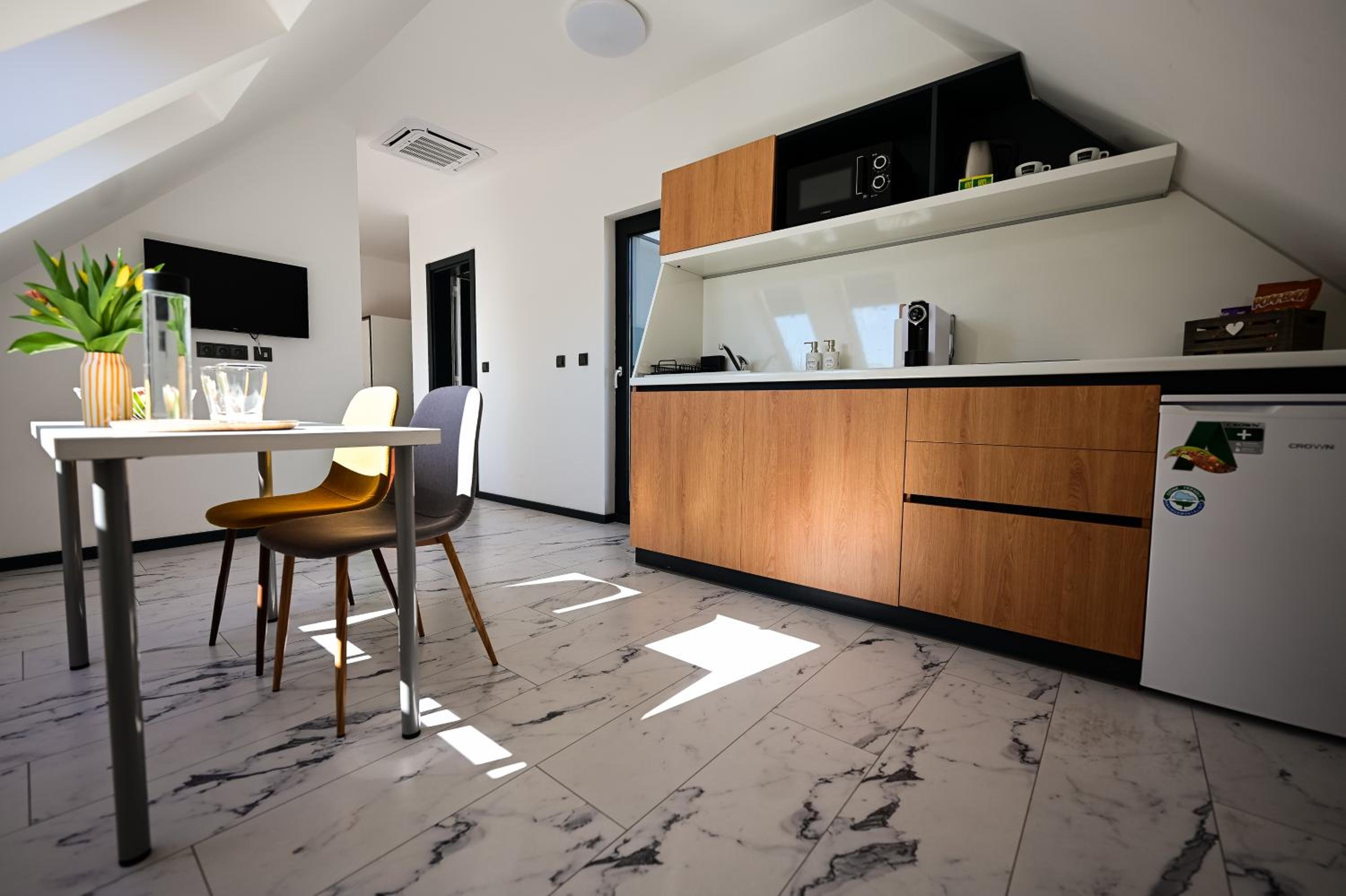Apartment with Balcony - Photo 6