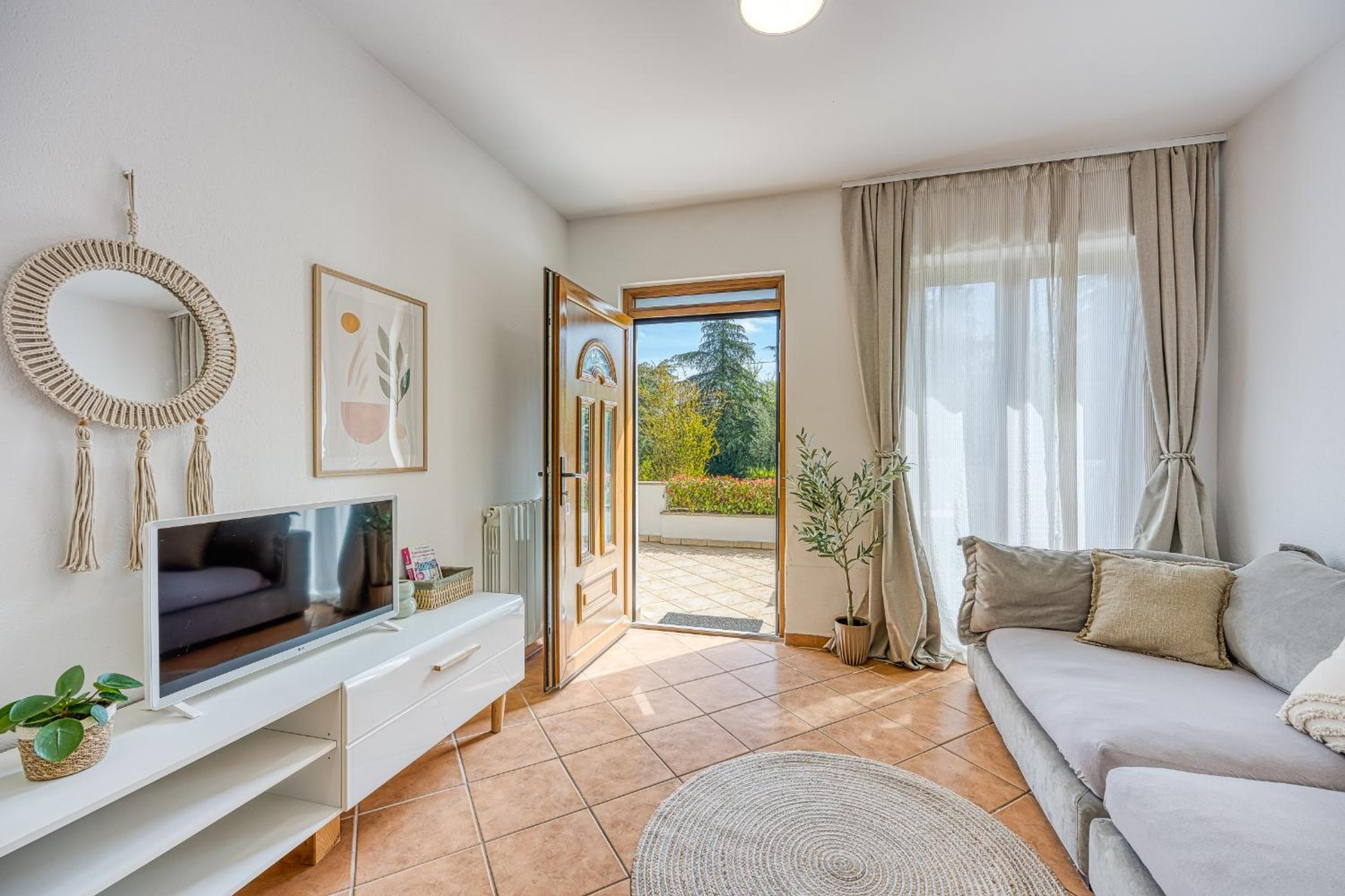 Apartment with Garden View