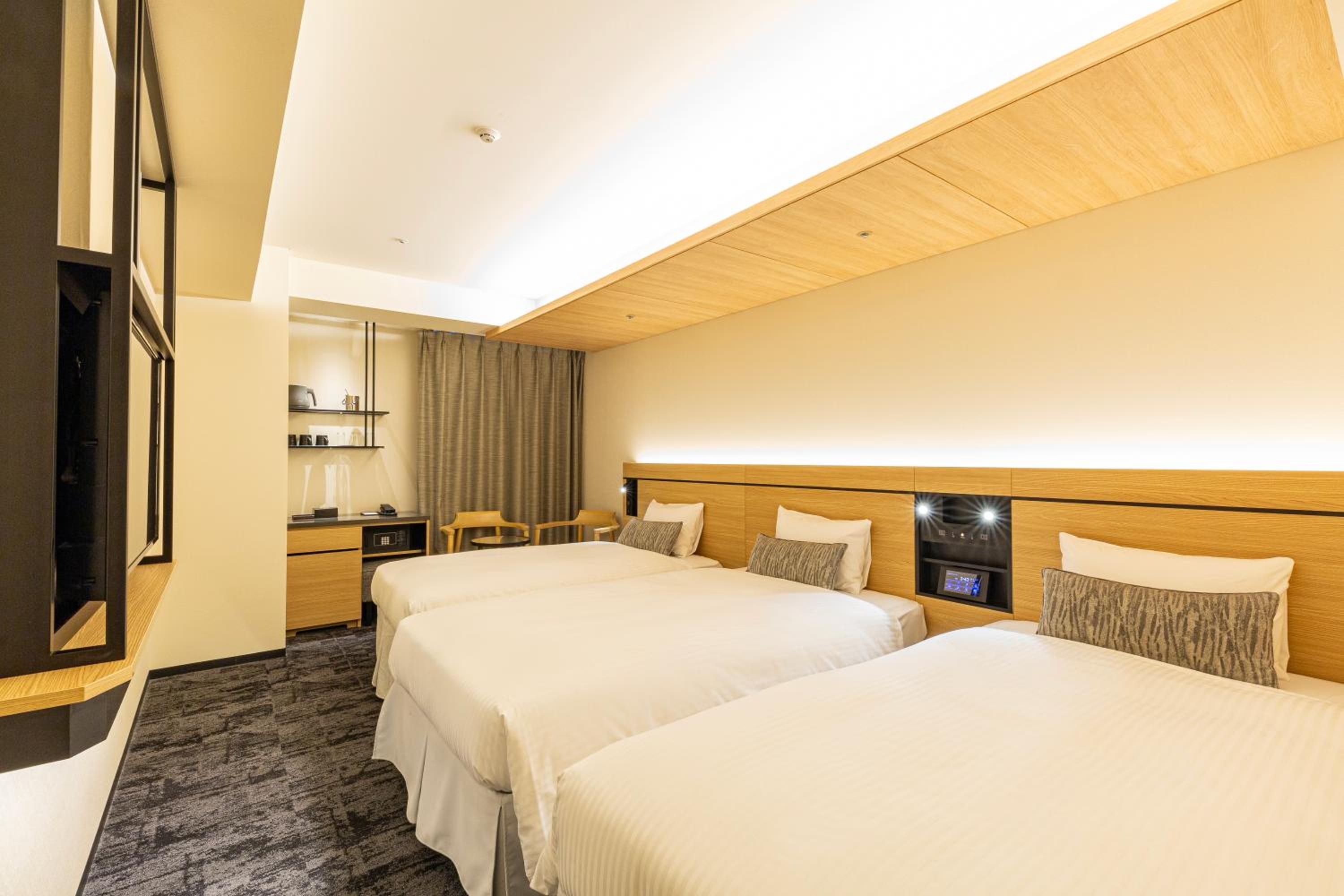 Adjoining Rooms Selected at Check-In (2 Separate Side by Triple Room types) - Non-Smoking photo 1