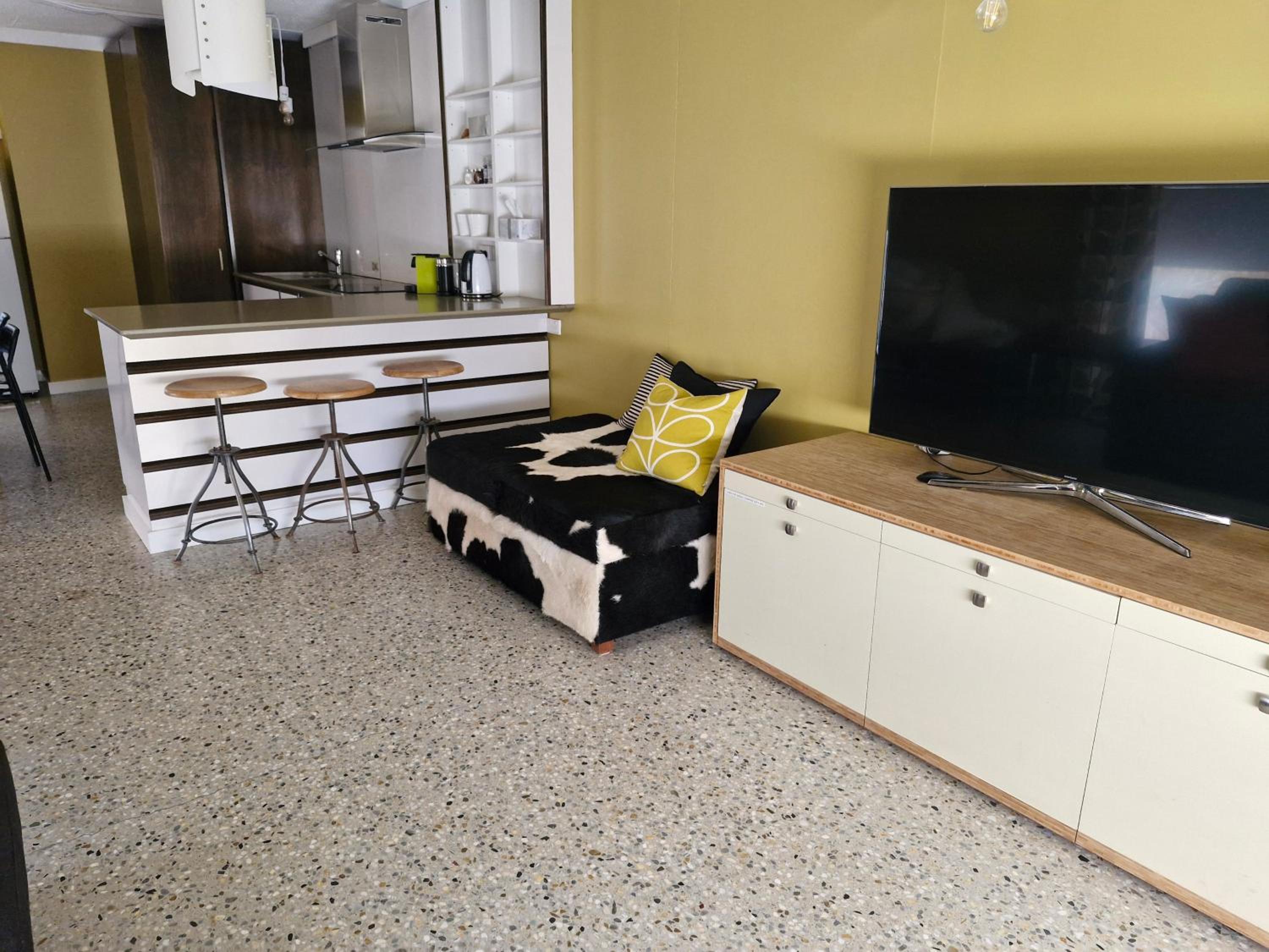 One-Bedroom Apartment - Photo 3