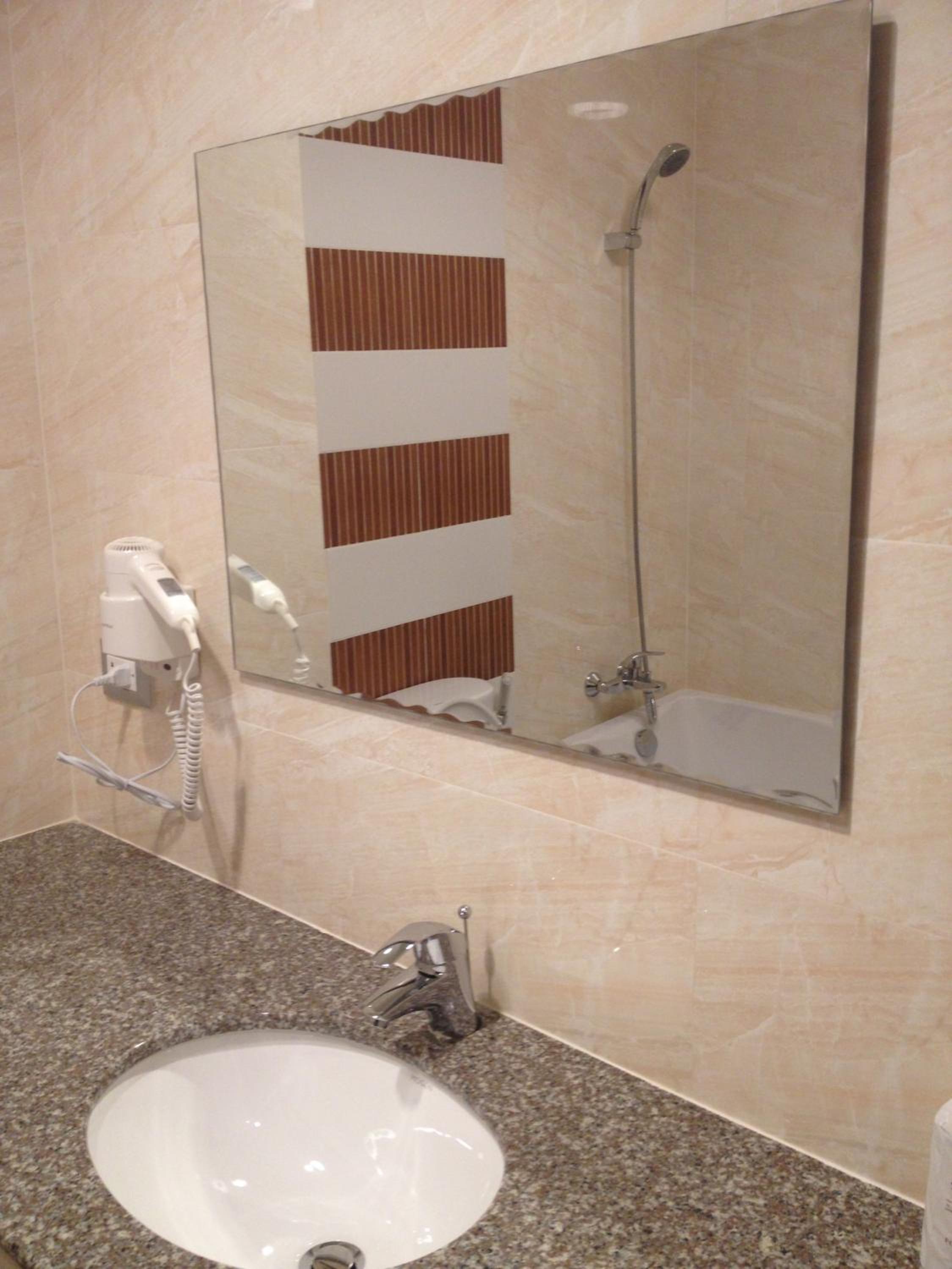 Deluxe Double Room - Photo 11