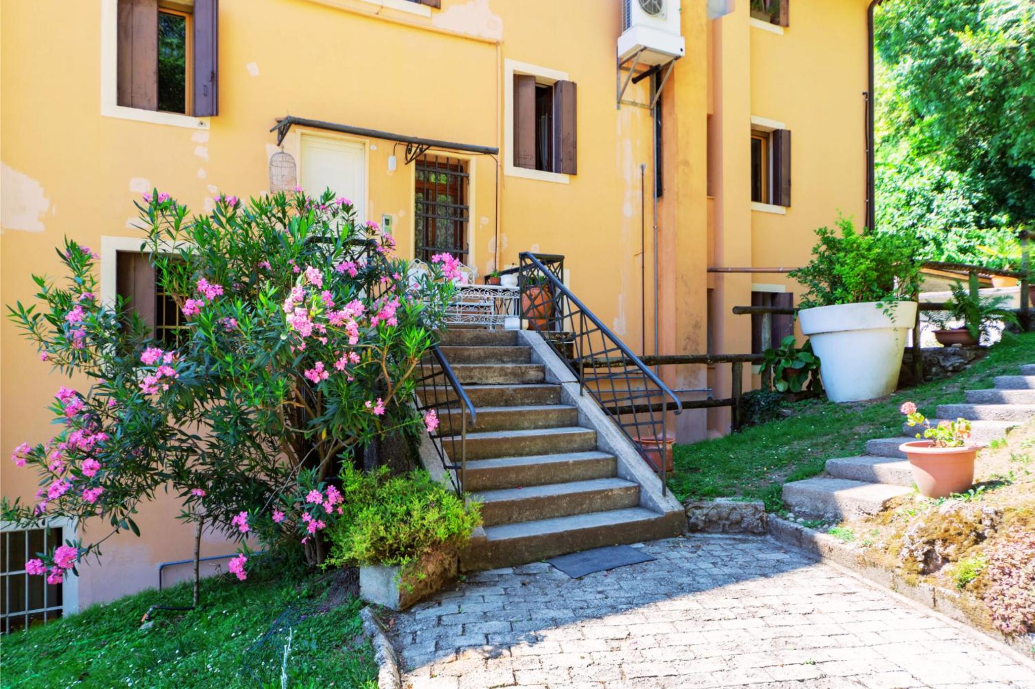 Deluxe One-Bedroom Apartment with Garden View photo 3