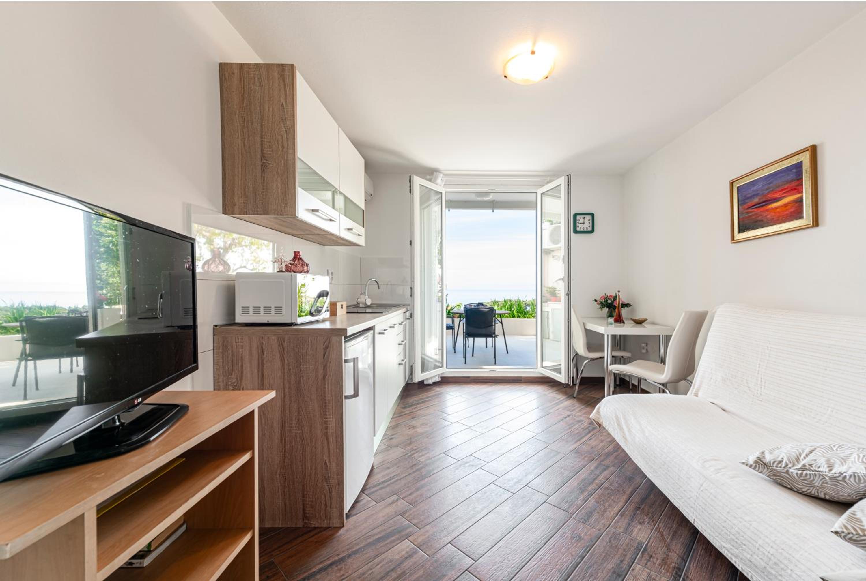 One Bedroom Apartment with Terrace and Sea View