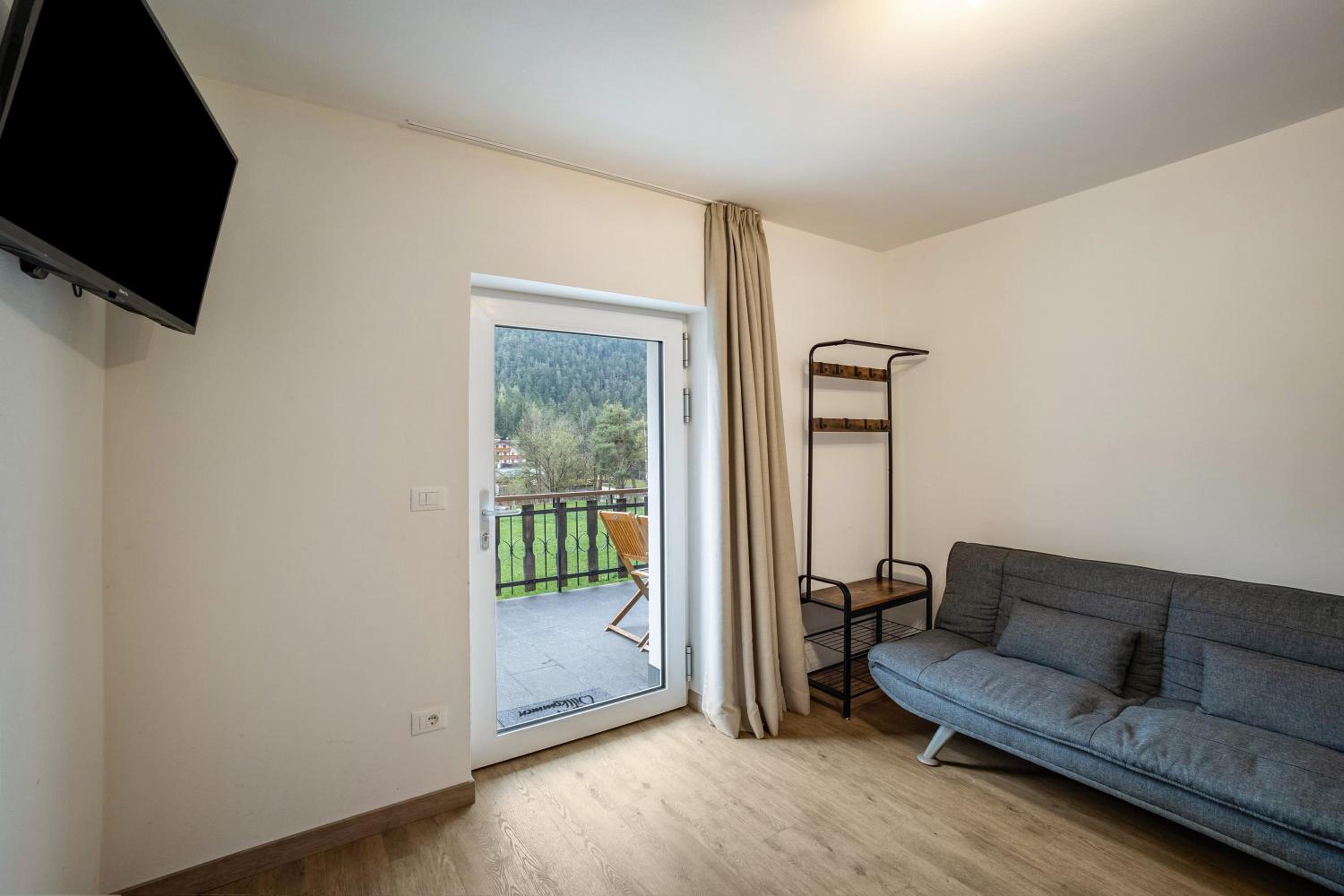 One-Bedroom Apartment with Lake View