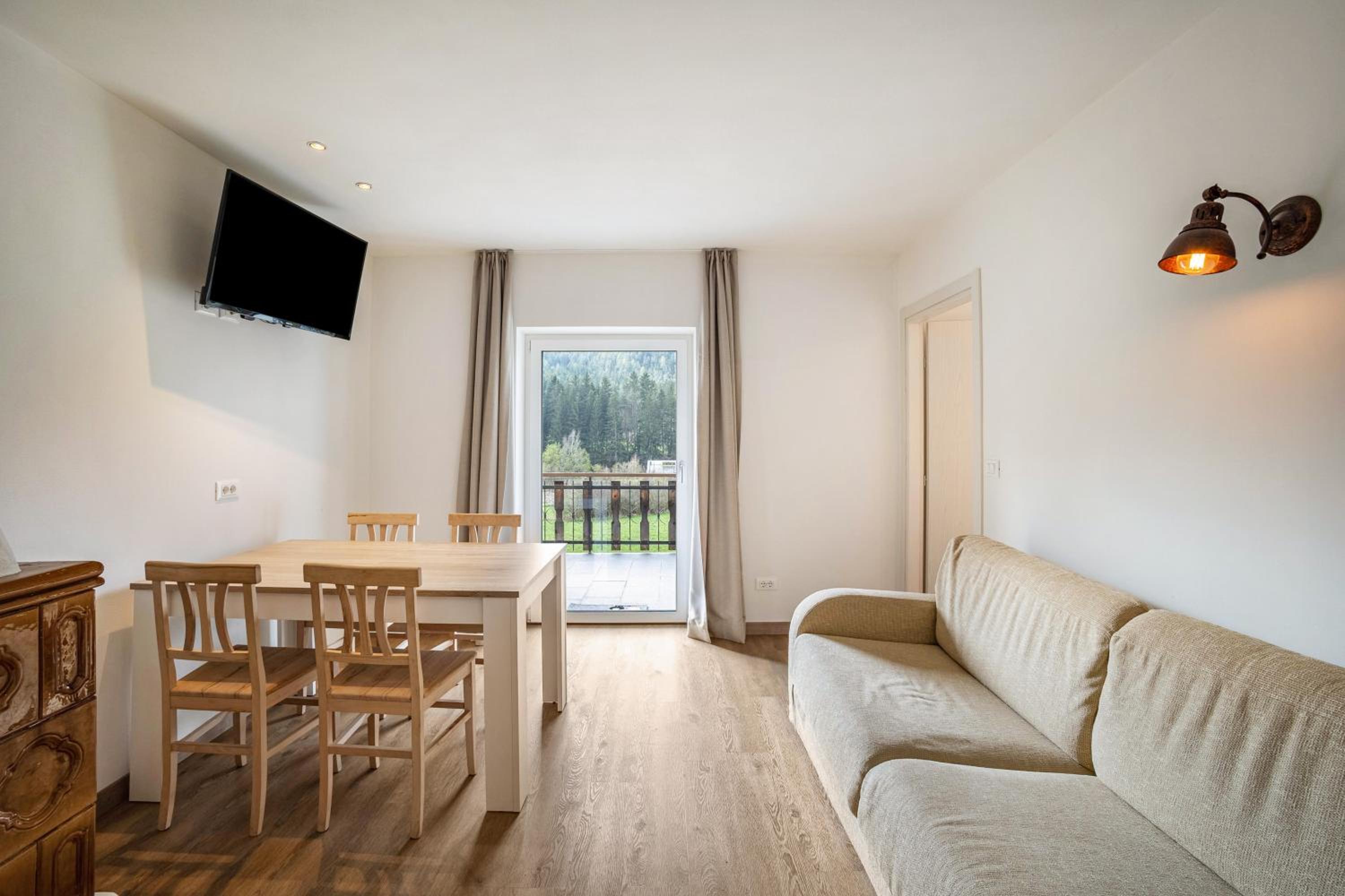 One-Bedroom Apartment with Lake View