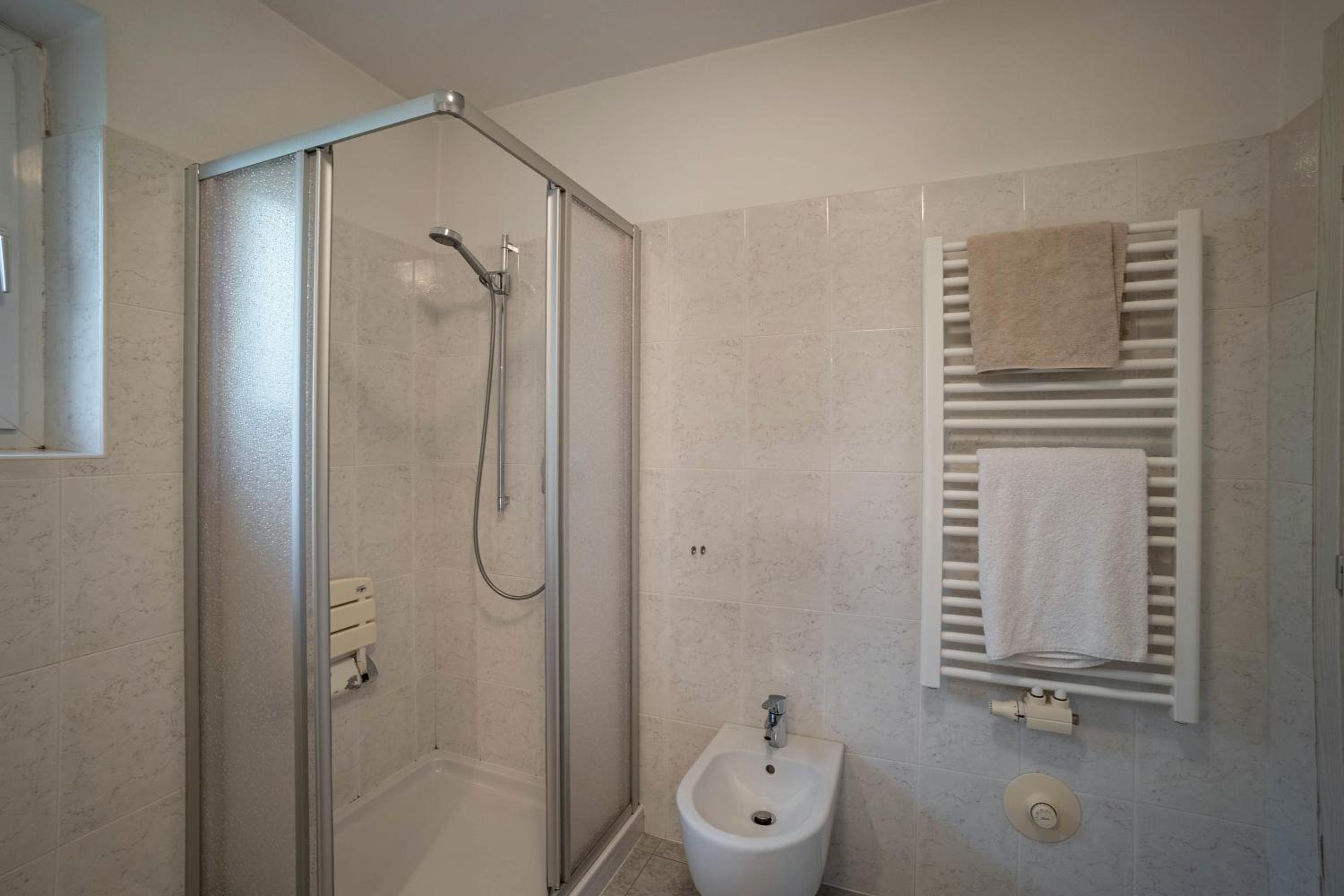 One-Bedroom Apartment with Lake View photo 2