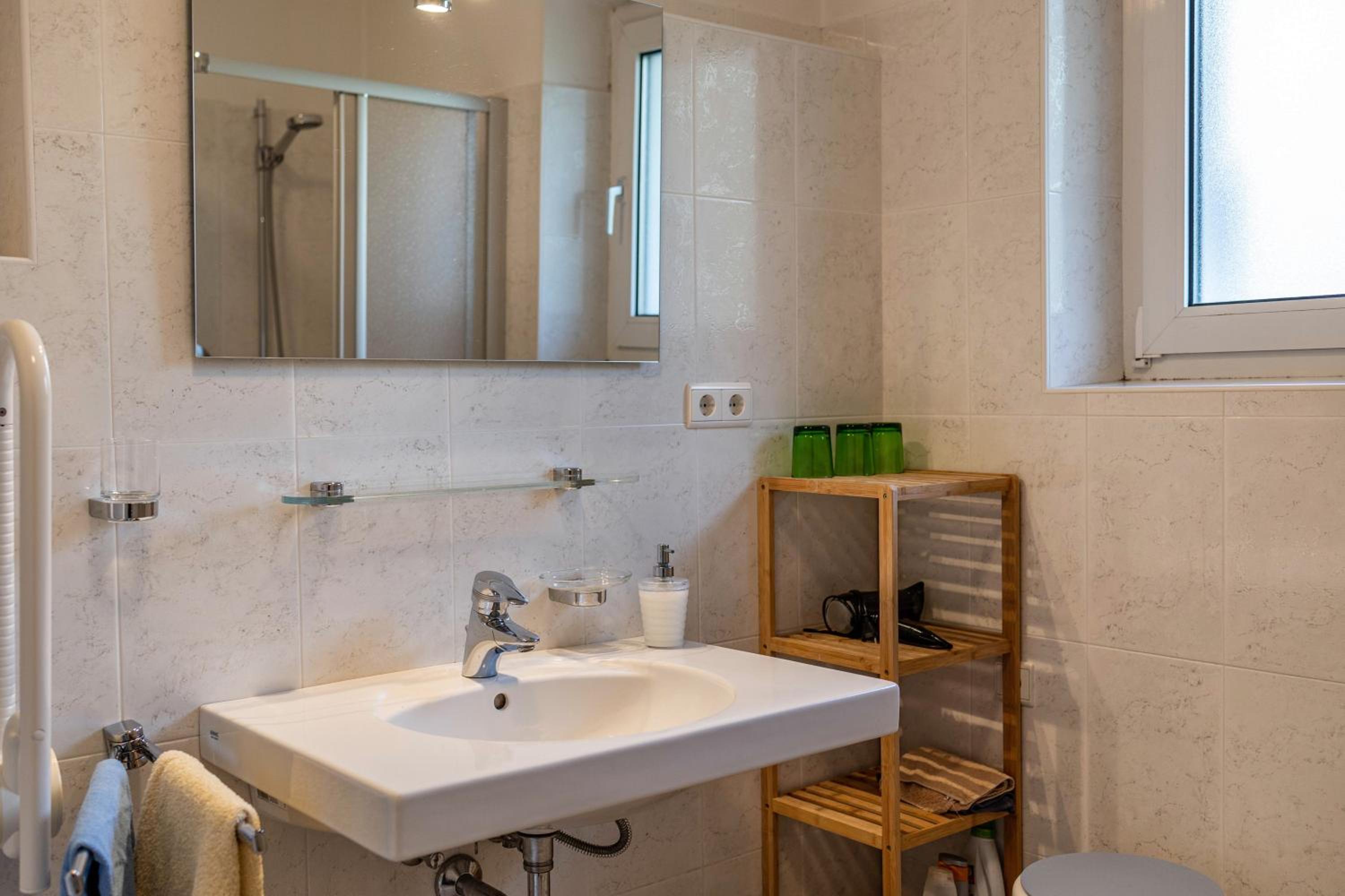One-Bedroom Apartment with Lake View photo 3