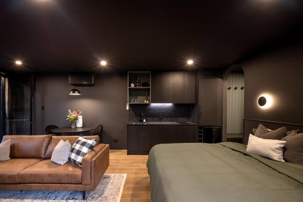 One-Bedroom Apartment photo 1