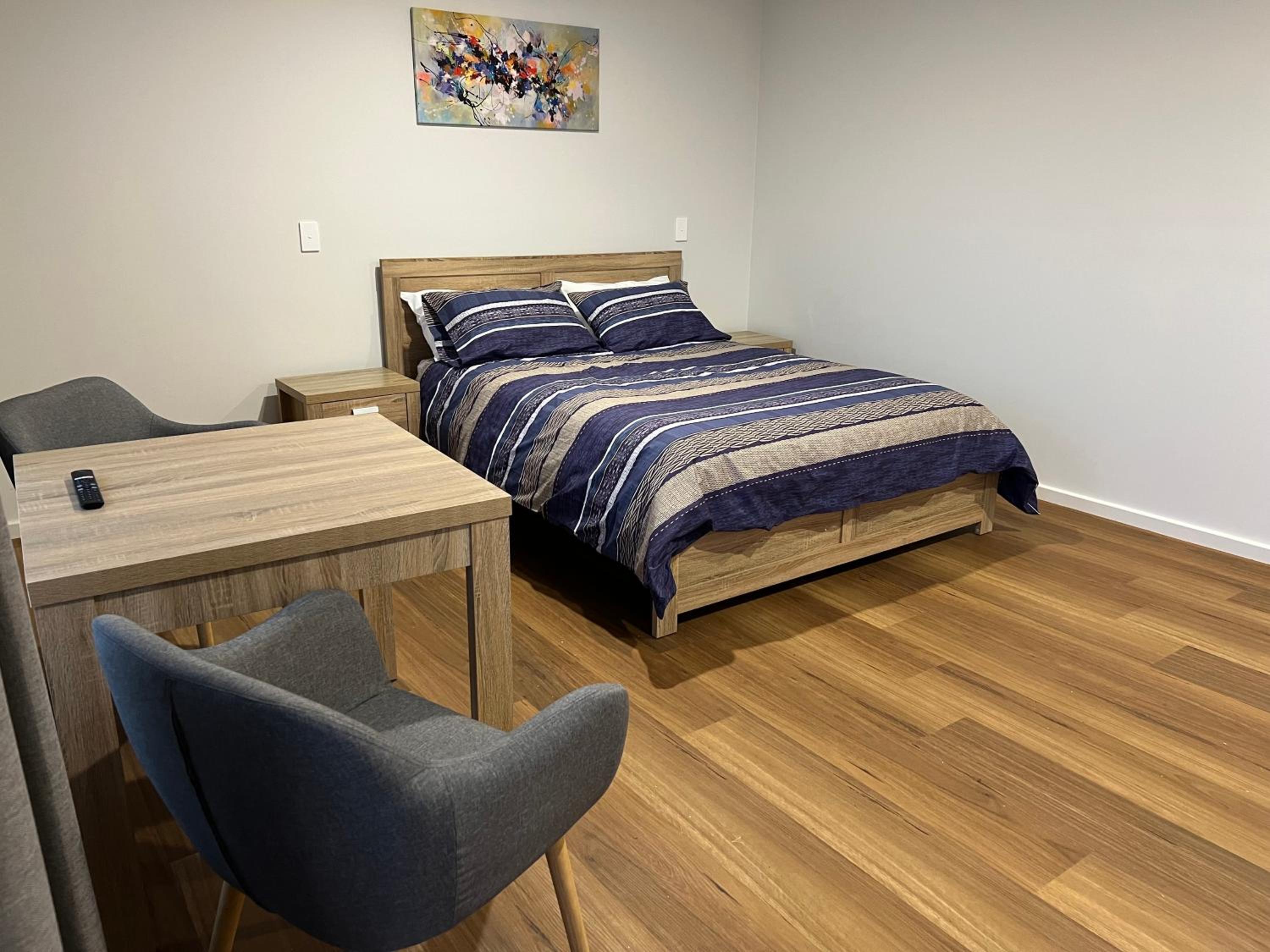Queen Room photo 2