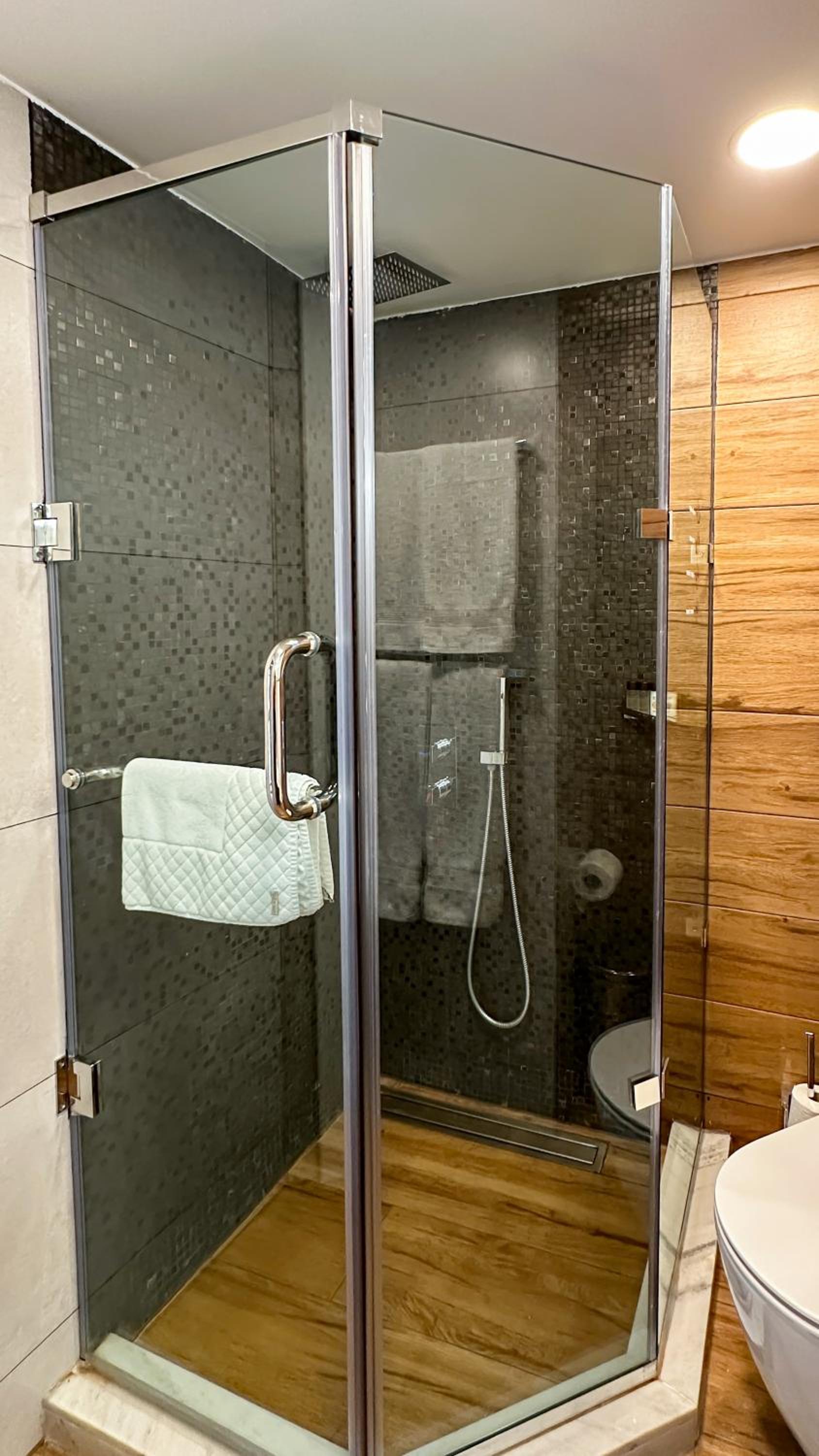 Superior King Room - Photo 13