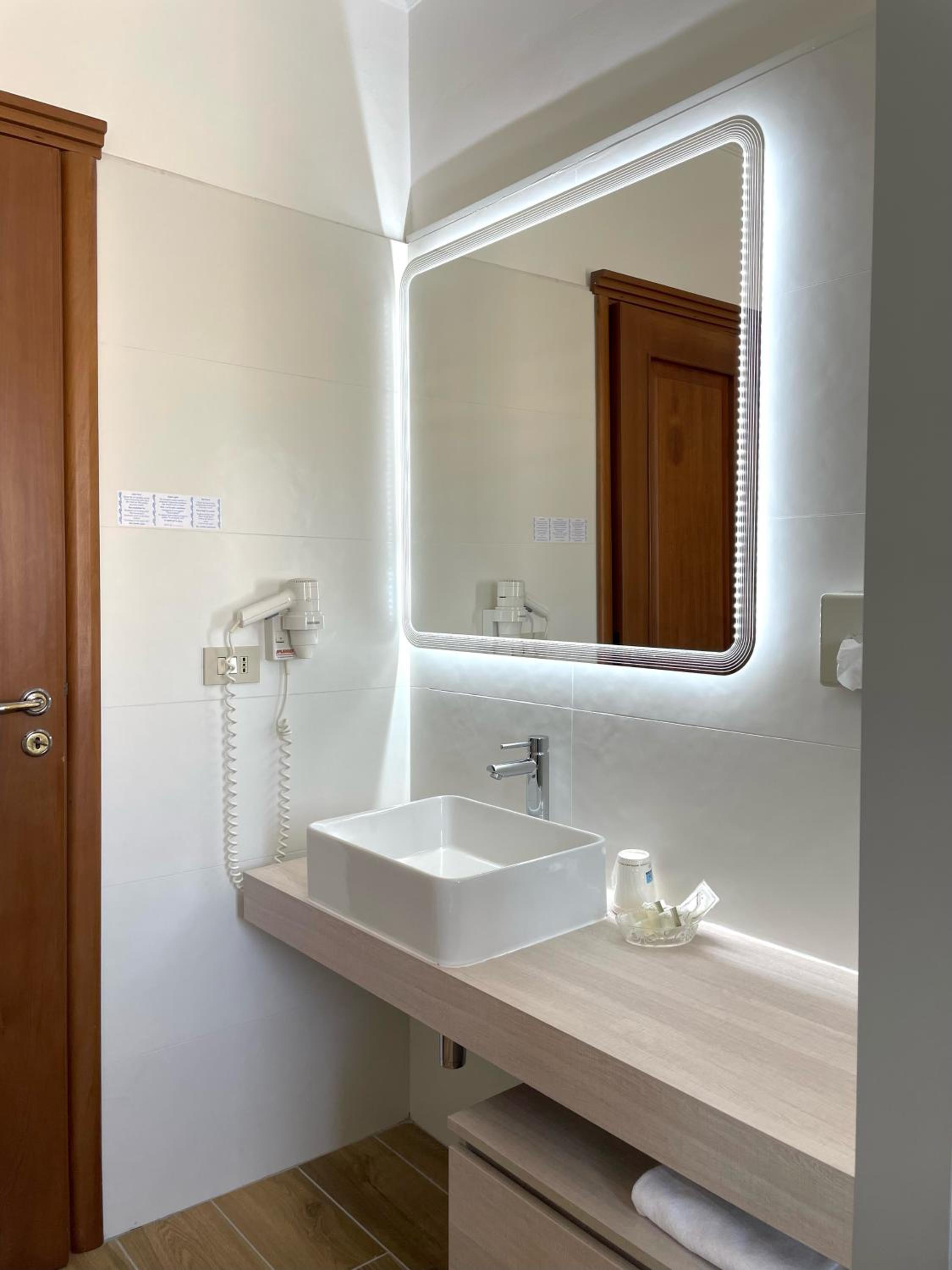 Double Room - Photo 10