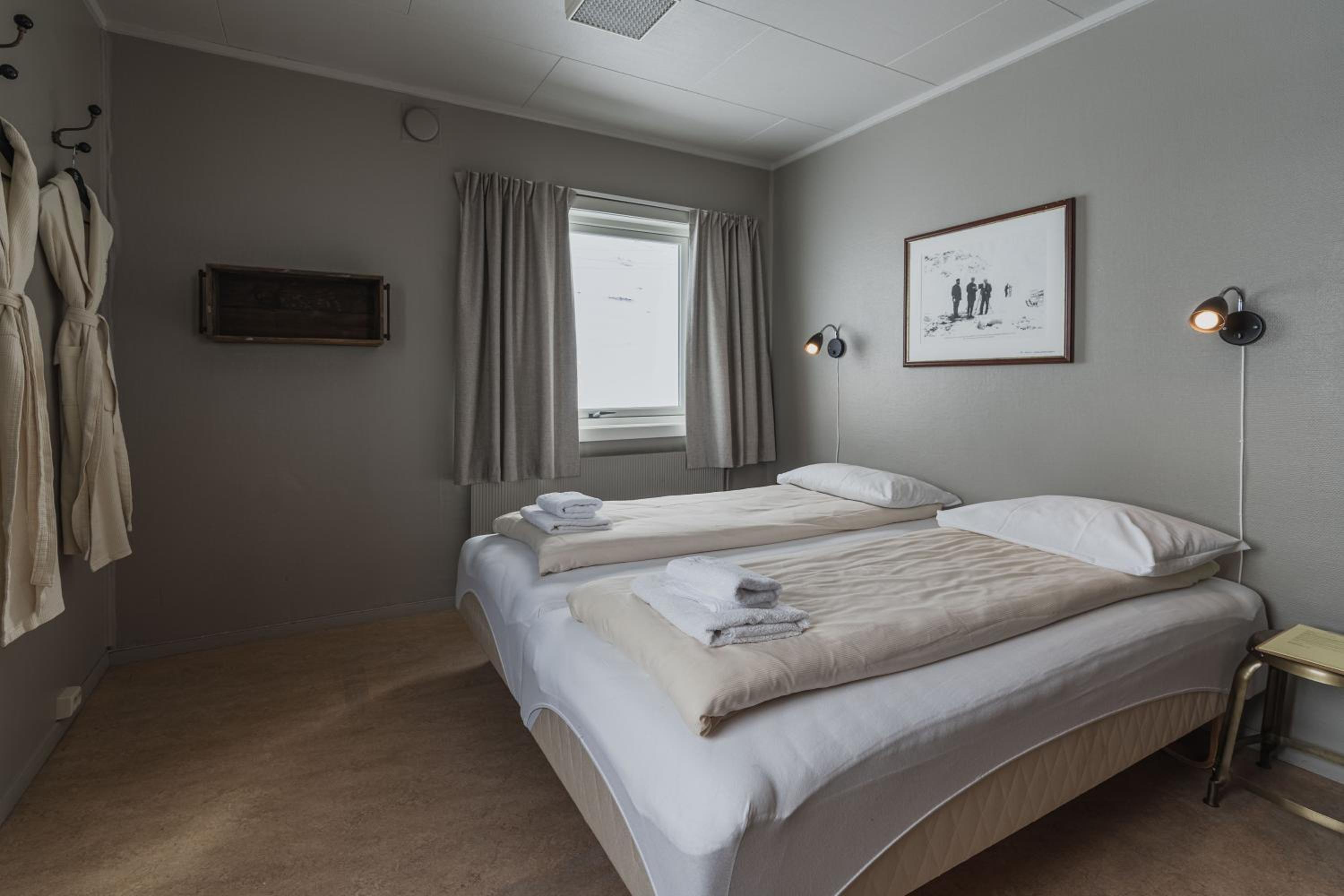 Large Twin Room with Shared Bathroom photo 1