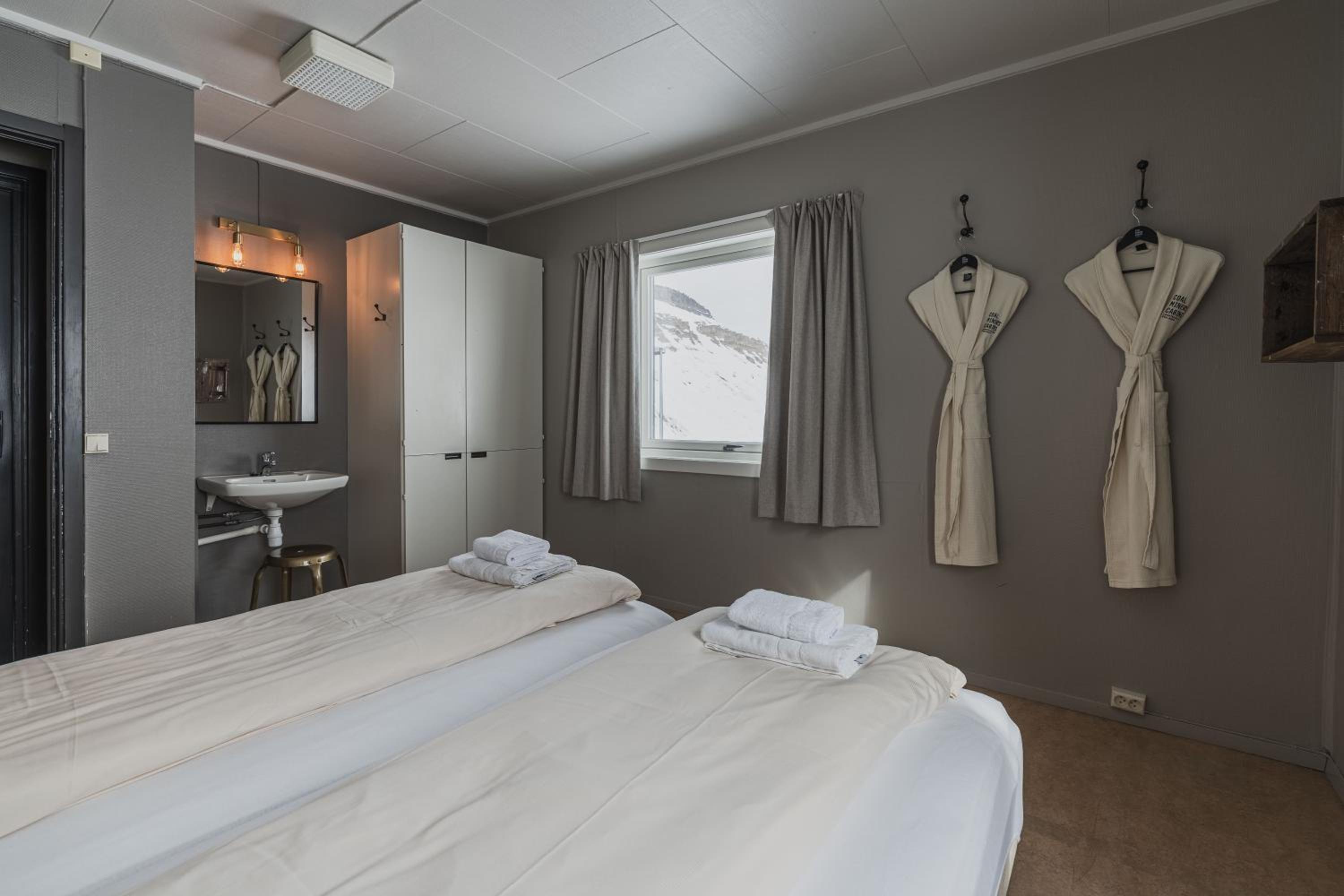 Large Twin Room with Shared Bathroom photo 2