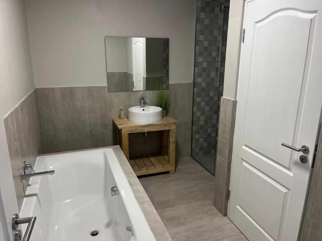 Comfort King Room photo 2