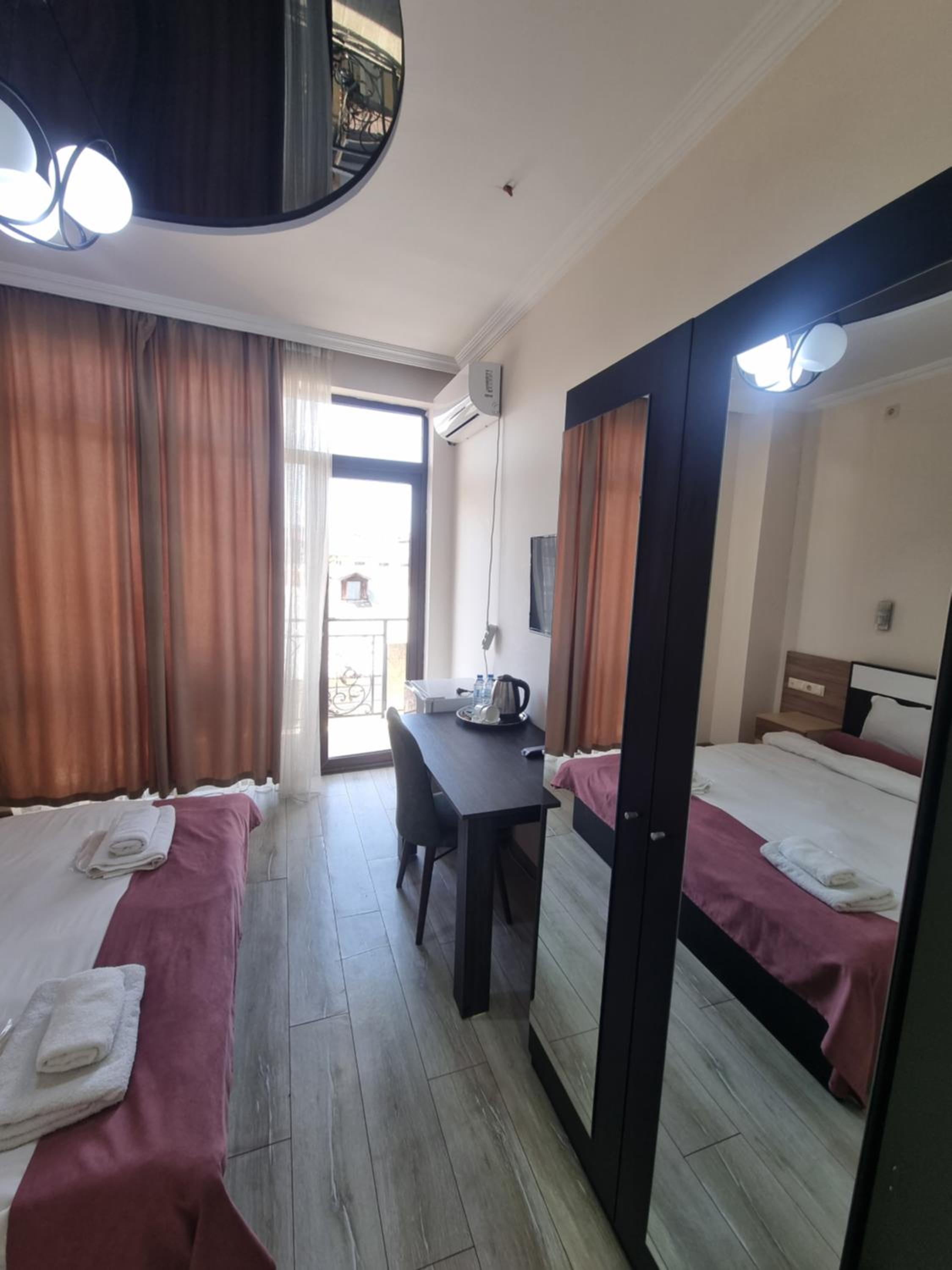 Double Room with Balcony - Photo 3