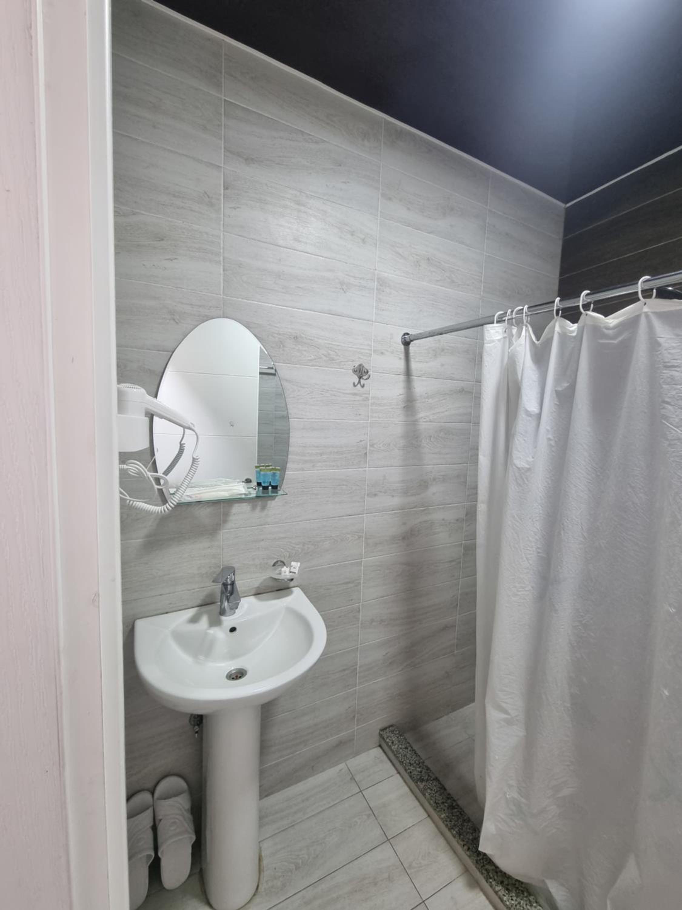 Triple Room with Balcony - Photo 8