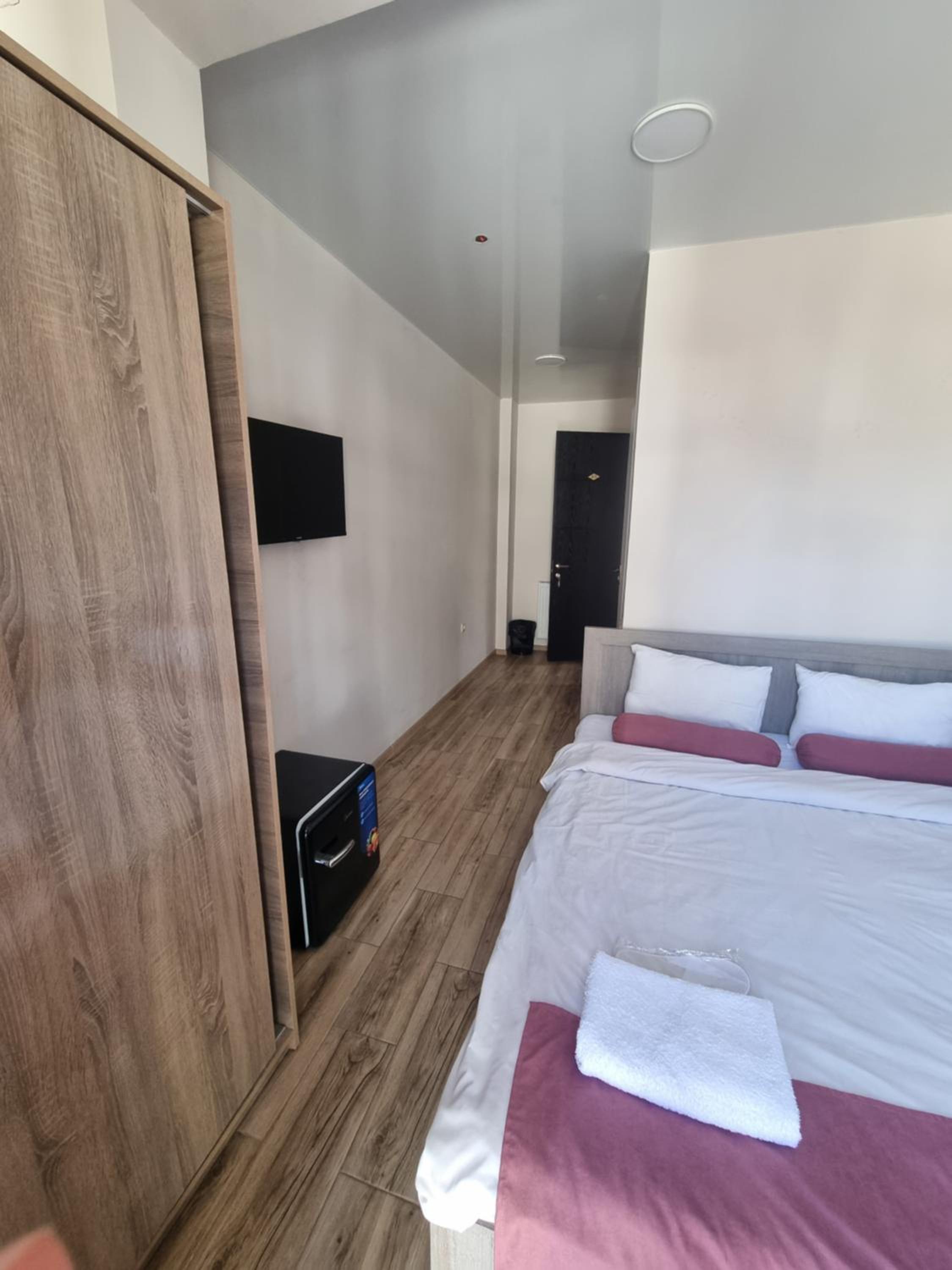 Double Room with Balcony - Photo 12