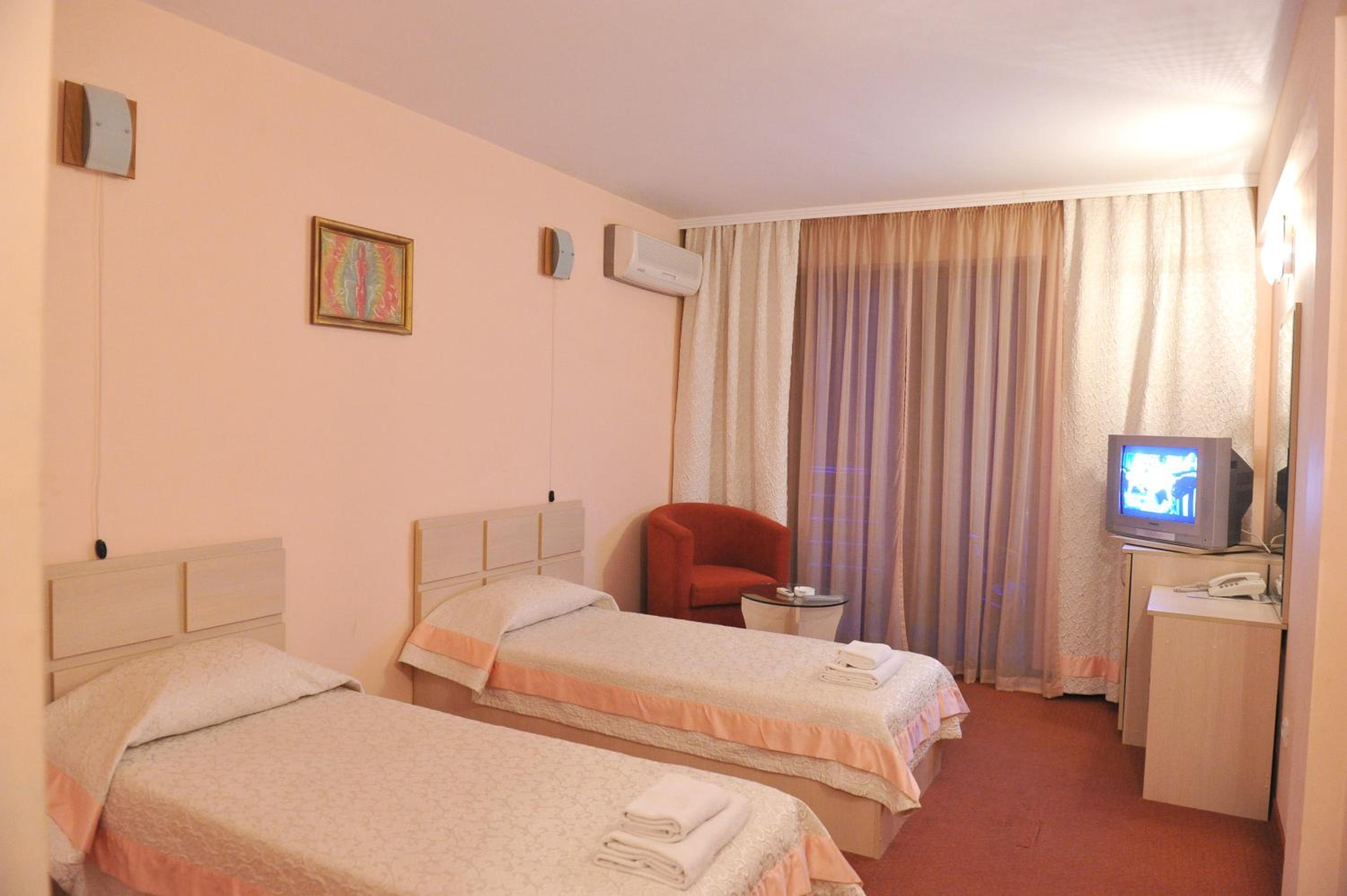 Twin Room with Balcony - Photo 4
