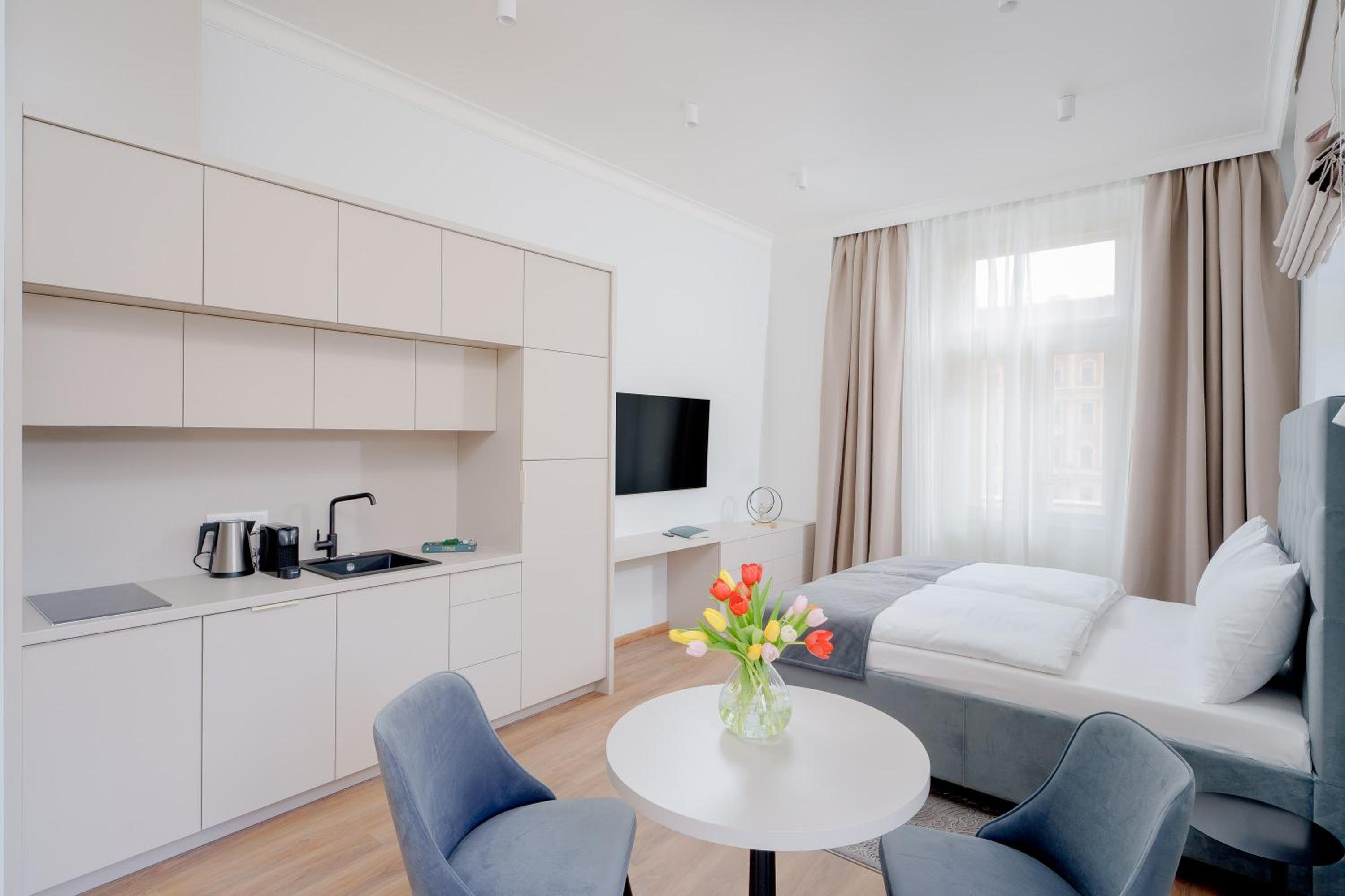 DELUXE Apartment with balcony and square view