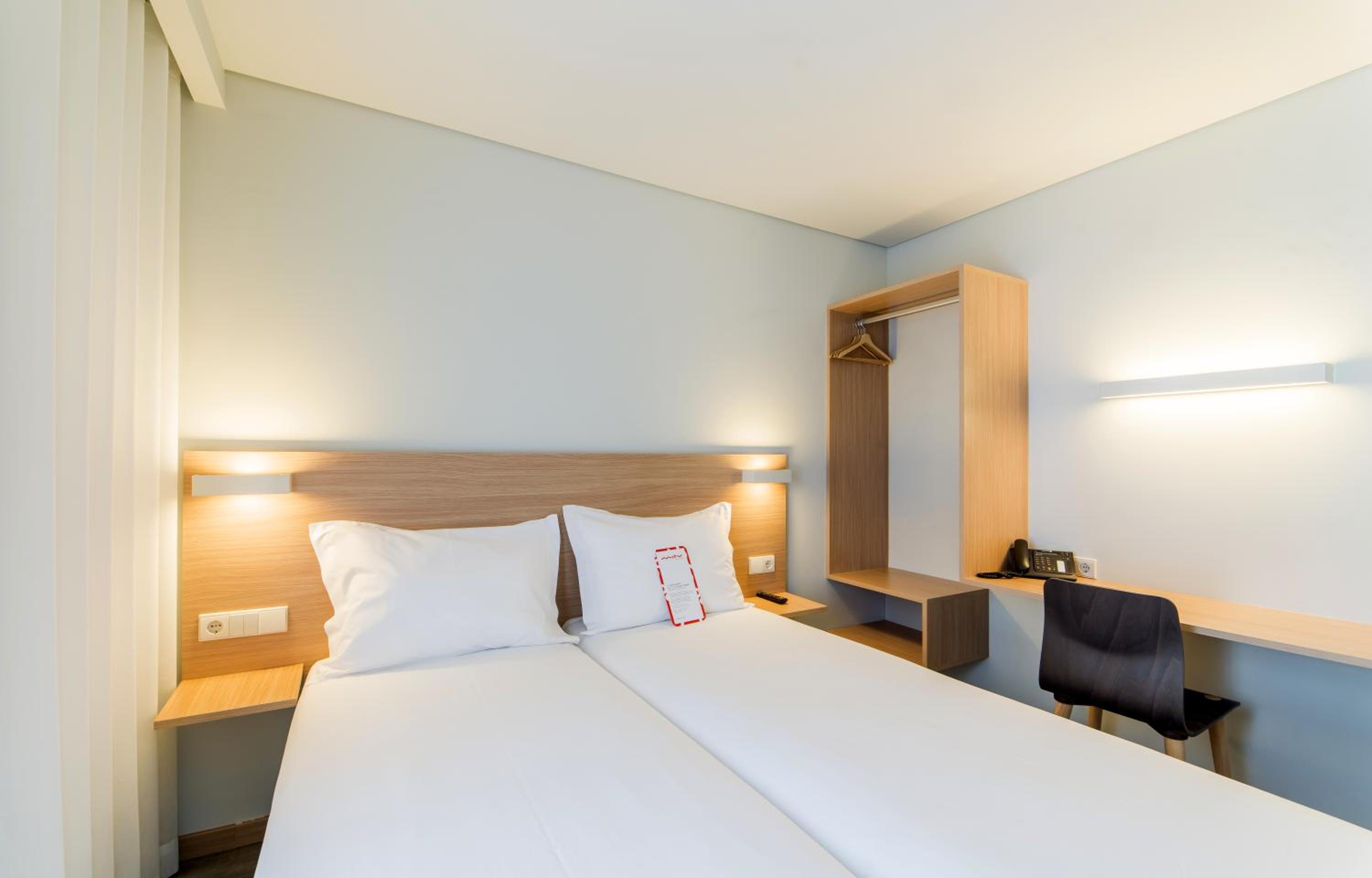 Standard Twin Room - Photo 2